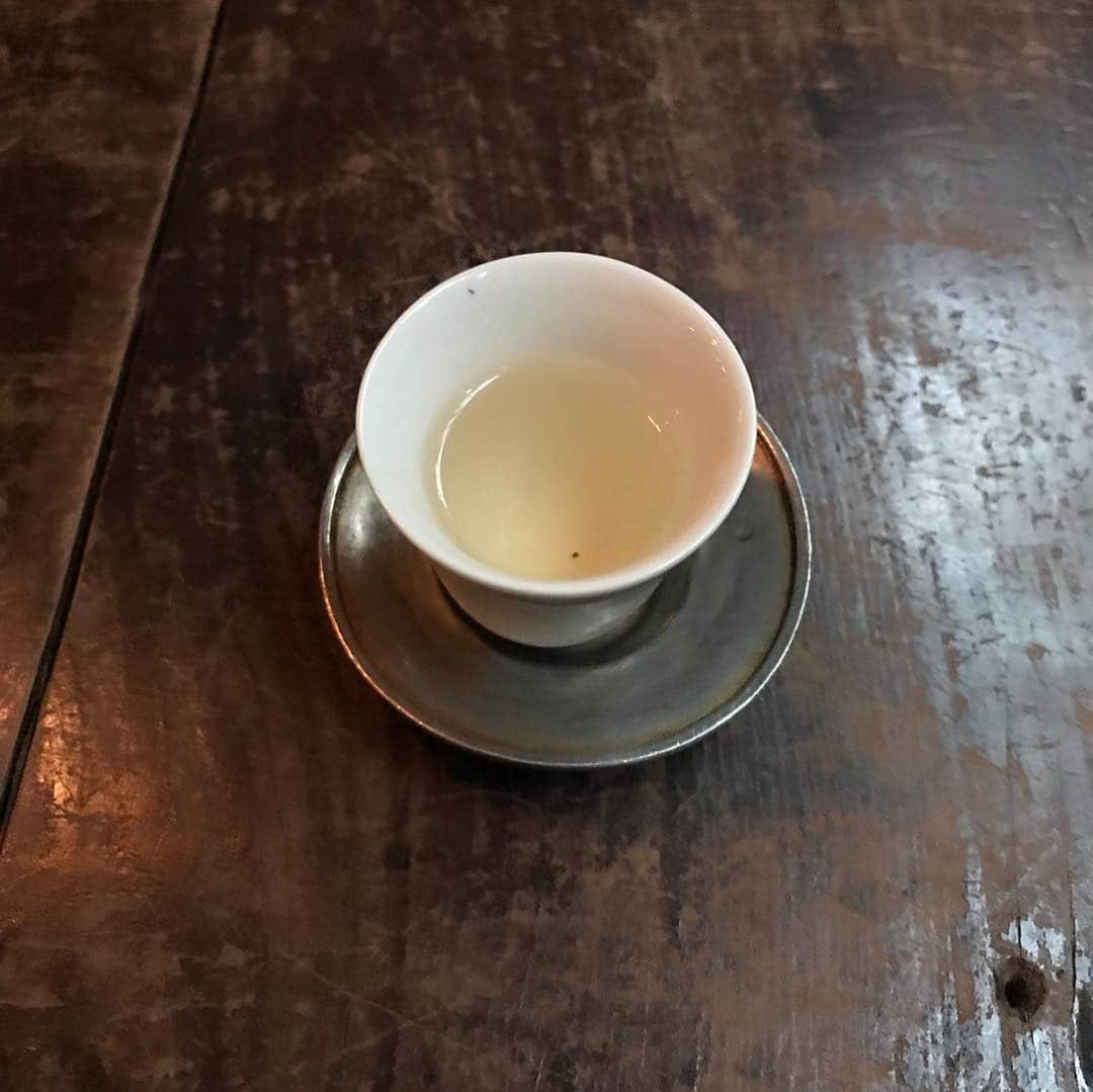 早坂香須子さんのインスタグラム写真 - (早坂香須子Instagram)「SNSで知った気になるこの時代に、体験/エクスペリエンスでしか味わえない世界があると、小慢に流れる静かな時間は教えてくれます。  自然生態の中で採取されたワイルドクラフトの烏龍茶のスッキリとした美しい味わいに、私のお茶の概念まで変わりました。  厳選された茶菓子は他のお店よりも甘すぎず、洗練された味で、お茶を淹れるシンプルな作法も楽しく、小さな湯飲みで何杯も頂いてしまう。  偶然この時間にお店にいらっしゃったオーナーの謝小慢さんにお話しも伺いました。  昨年京都の町屋にオープンした小慢京都で、またこの小宇宙のような中国茶体験をしてみたいな。  台湾でお茶の時間とは、ゆったりと流れる時間を頂くことでした。  小慢 Tea Experience  No. 39號, Lane 16, Taishun Street, Da’an District, Taipei City, 台湾 106  #台湾 #台北 #小慢 #中国茶 #週末旅行 #週末台北 #身体の中から綺麗になる台湾 #香須子旅」4月17日 12時02分 - kazukovalentine