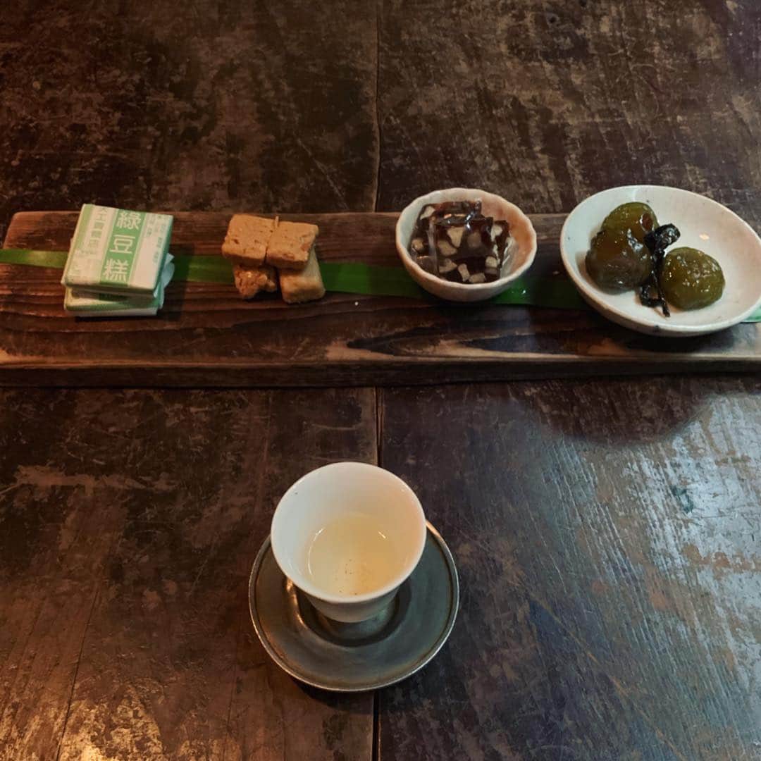 早坂香須子さんのインスタグラム写真 - (早坂香須子Instagram)「SNSで知った気になるこの時代に、体験/エクスペリエンスでしか味わえない世界があると、小慢に流れる静かな時間は教えてくれます。  自然生態の中で採取されたワイルドクラフトの烏龍茶のスッキリとした美しい味わいに、私のお茶の概念まで変わりました。  厳選された茶菓子は他のお店よりも甘すぎず、洗練された味で、お茶を淹れるシンプルな作法も楽しく、小さな湯飲みで何杯も頂いてしまう。  偶然この時間にお店にいらっしゃったオーナーの謝小慢さんにお話しも伺いました。  昨年京都の町屋にオープンした小慢京都で、またこの小宇宙のような中国茶体験をしてみたいな。  台湾でお茶の時間とは、ゆったりと流れる時間を頂くことでした。  小慢 Tea Experience  No. 39號, Lane 16, Taishun Street, Da’an District, Taipei City, 台湾 106  #台湾 #台北 #小慢 #中国茶 #週末旅行 #週末台北 #身体の中から綺麗になる台湾 #香須子旅」4月17日 12時02分 - kazukovalentine