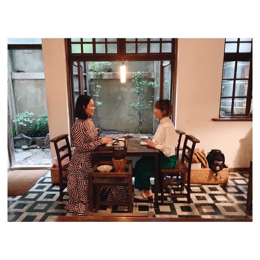早坂香須子さんのインスタグラム写真 - (早坂香須子Instagram)「SNSで知った気になるこの時代に、体験/エクスペリエンスでしか味わえない世界があると、小慢に流れる静かな時間は教えてくれます。  自然生態の中で採取されたワイルドクラフトの烏龍茶のスッキリとした美しい味わいに、私のお茶の概念まで変わりました。  厳選された茶菓子は他のお店よりも甘すぎず、洗練された味で、お茶を淹れるシンプルな作法も楽しく、小さな湯飲みで何杯も頂いてしまう。  偶然この時間にお店にいらっしゃったオーナーの謝小慢さんにお話しも伺いました。  昨年京都の町屋にオープンした小慢京都で、またこの小宇宙のような中国茶体験をしてみたいな。  台湾でお茶の時間とは、ゆったりと流れる時間を頂くことでした。  小慢 Tea Experience  No. 39號, Lane 16, Taishun Street, Da’an District, Taipei City, 台湾 106  #台湾 #台北 #小慢 #中国茶 #週末旅行 #週末台北 #身体の中から綺麗になる台湾 #香須子旅」4月17日 12時02分 - kazukovalentine