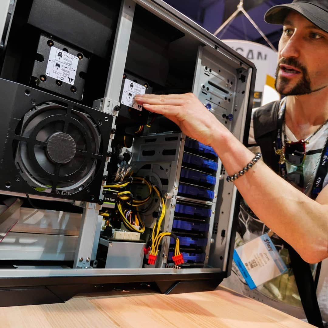 ASUSさんのインスタグラム写真 - (ASUSInstagram)「#ASUS professional-grade workstations were flexing their muscle at the  NAB show in Las Vegas last week.  Looking, good guys!  #ASUSworkstation #NABshow」4月17日 12時02分 - asus