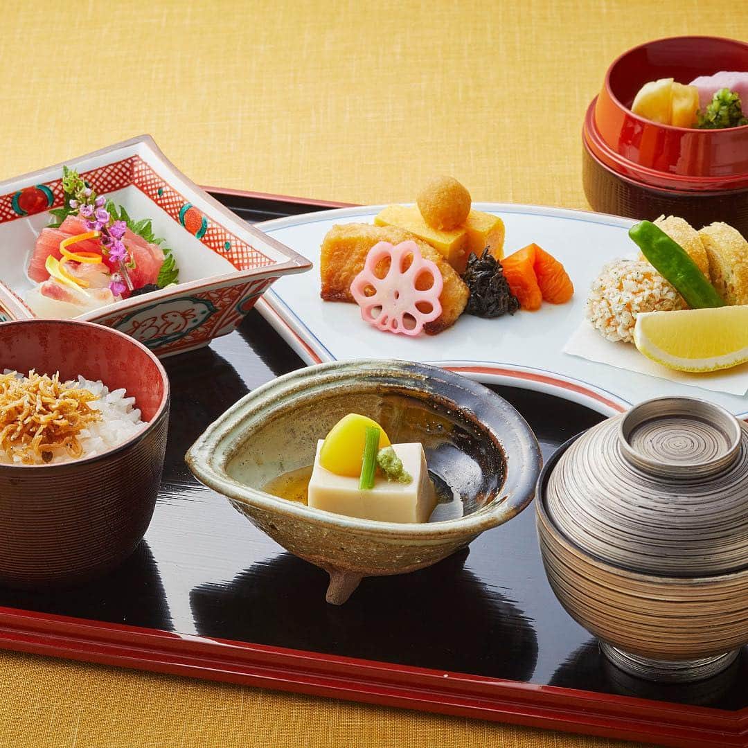 ロイヤルパークホテルさんのインスタグラム写真 - (ロイヤルパークホテルInstagram)「＼日本料理 源氏香「サンキューランチ&ディナー」／ 30年のご愛顧に感謝の気持ちを込めて、お得なメニューをご用意いたしました！ランチは、会席料理をぎゅっと詰め込んだような贅沢な御膳に仕上げました。日本料理ならではの美しい盛付けが魅力のディナーコースは、お二人様でお楽しみいただけます。月ごとに季節の食材を使用しておりますので、そちらにもご注目ください♪ ＼Japanese Restaurant Genjikoh "Thank you Lunch & Dinner"／ We've prepared a special menu to show our thanks for the past 30 years. For lunch, guests can enjoy a feast of bitesize delicacies. Or try our dinner course, featuring a variety of beautiful Japanese cuisine for two. All our dishes use fresh seasonal ingredients each month, so make sure to stop by♪ #ロイヤルパークホテル #ロイヤルパーク #ホテル #水天宮 #人形町 #日本橋 #粋な街の意気なおもてなし #東京ランチ #東京グルメ #日本料理 #源氏香 #30周年 #ありがとう #たべすたぐらむ #御膳 #会席 #お得 #royalparkhotel #royalpark #hotel #ChicTokyoStay #nihonbashi #tokyo #tokyotrip #tokyotravel #japanesefood #genjikoh #30th #tokyolunch #tokyodinner」4月17日 12時04分 - royalparkhotel.tokyo