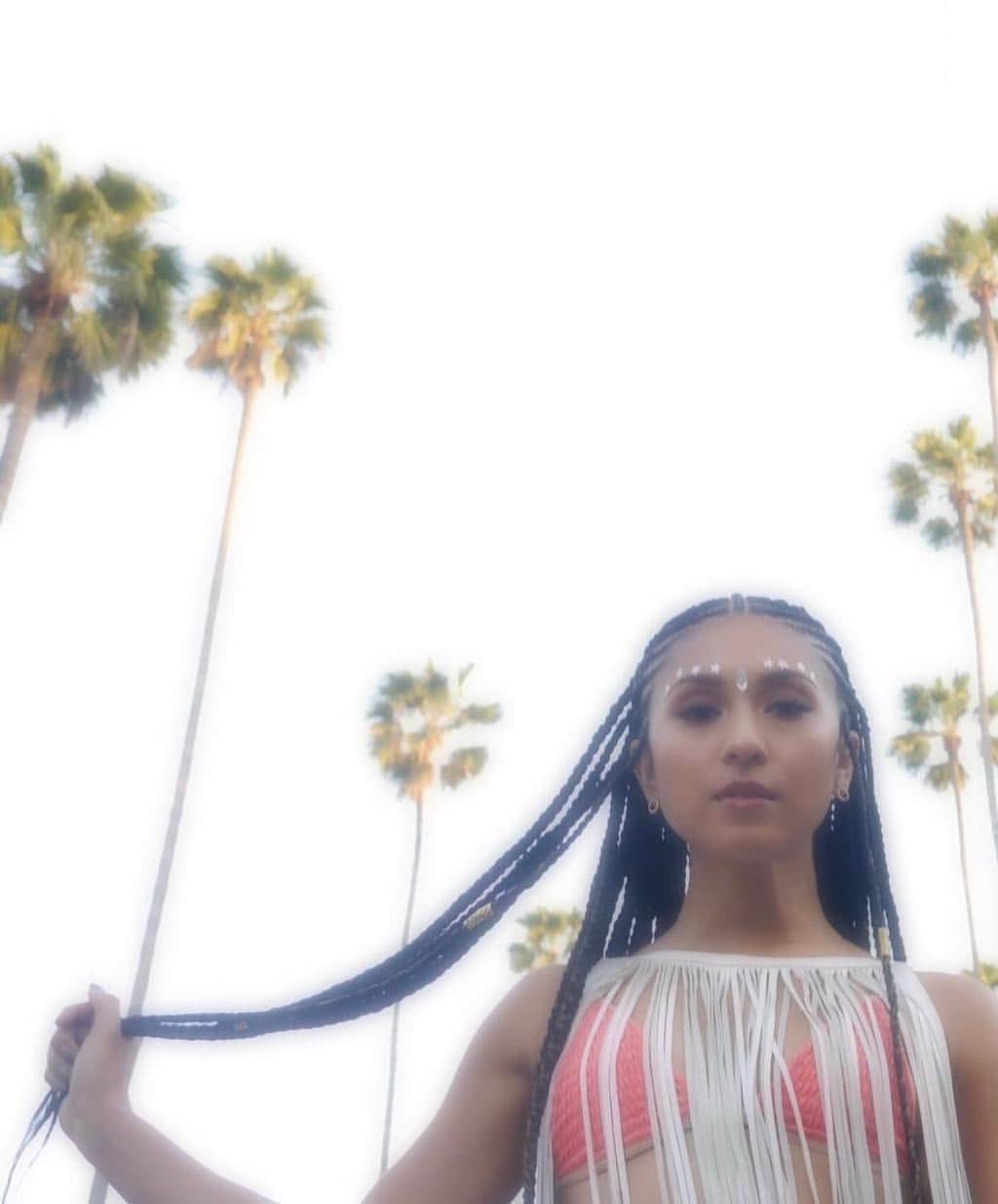 シェネルのインスタグラム：「Channeling my inner Coachella 🤗 #coachella #coachellestyle #festivalfashion hair by @ayanojhair 📸 @ayanonoaccount 🙃」