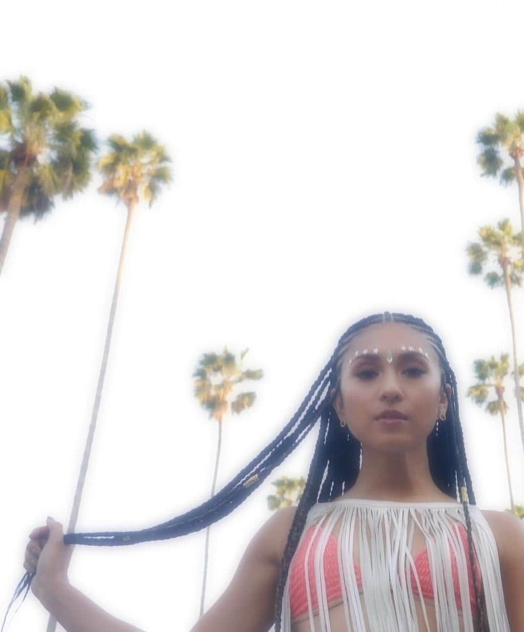 シェネルさんのインスタグラム写真 - (シェネルInstagram)「Channeling my inner Coachella 🤗 #coachella #coachellestyle #festivalfashion hair by @ayanojhair 📸 @ayanonoaccount 🙃」4月17日 12時08分 - chenelleworld