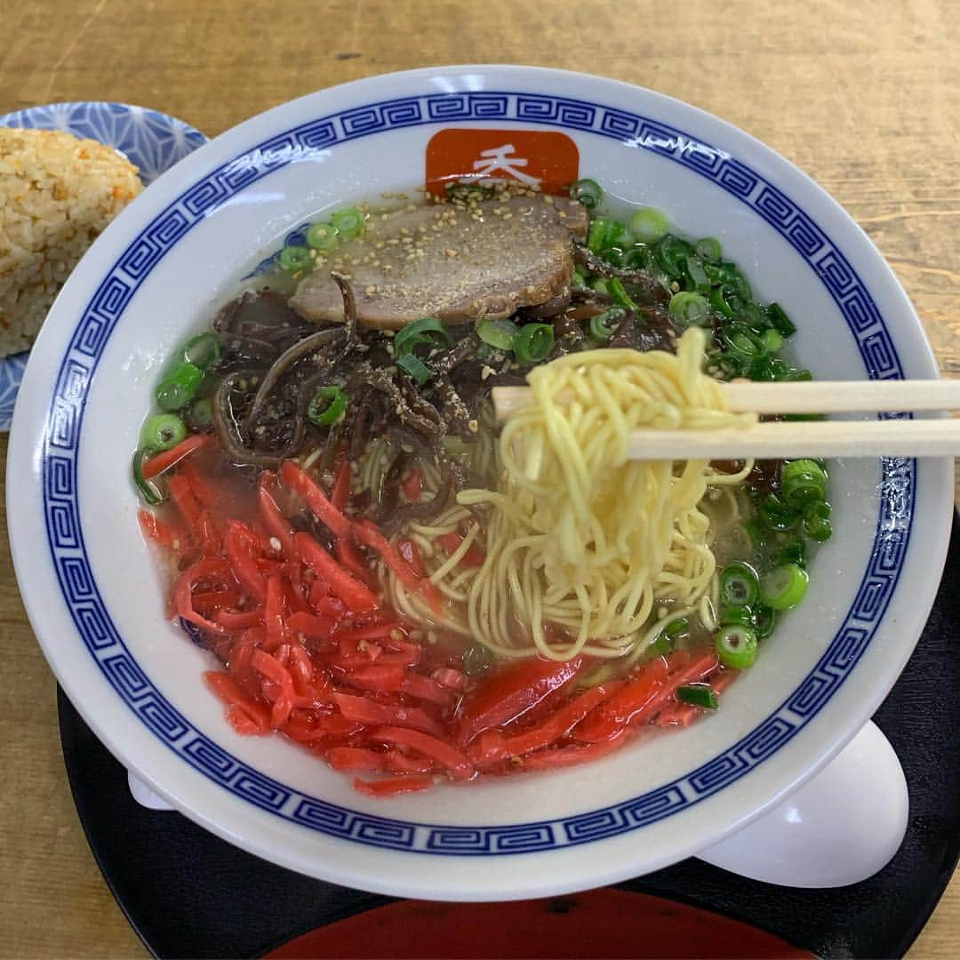 くろさんのインスタグラム写真 - (くろInstagram)「長浜ラーメン🍜650円 ランチタイムは🍙おにぎりサービス 店構え怪しいけどラーメン旨し👍🏻 東京で食べた博多・長浜系ラーメンではTOPレベル🍜 #長浜ラーメン #バリカタ #博多ラーメン #博多長浜ラーメン #博多長浜らーめん #長浜らーめん #長浜らーめん呑龍 #長浜ラーメン呑龍 #新橋ランチ #汐留ランチ #ラーメンランチ #麺スタグラム #箸あげ #スープ完食」4月17日 12時17分 - m6bmw