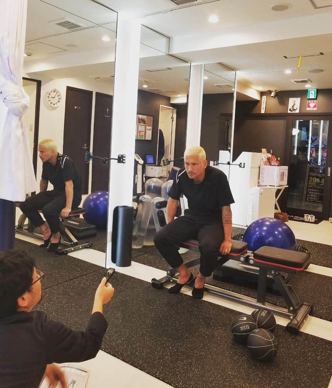 森岡薫さんのインスタグラム写真 - (森岡薫Instagram)「先日 @visiongym_shimbashi にて、お世話になってる @2xu_japan_official  の取材‼︎ アスリートでも一般の方でもトレーニングする、ジムに通う大事さを話しさせて頂きました！  #2xu  #2xucompression  #visionbody #emstraining  #visiongym_shimbashi  #手ぶらでトレーニング  #gavic  #トレーニング」4月17日 12時10分 - kaoru.99