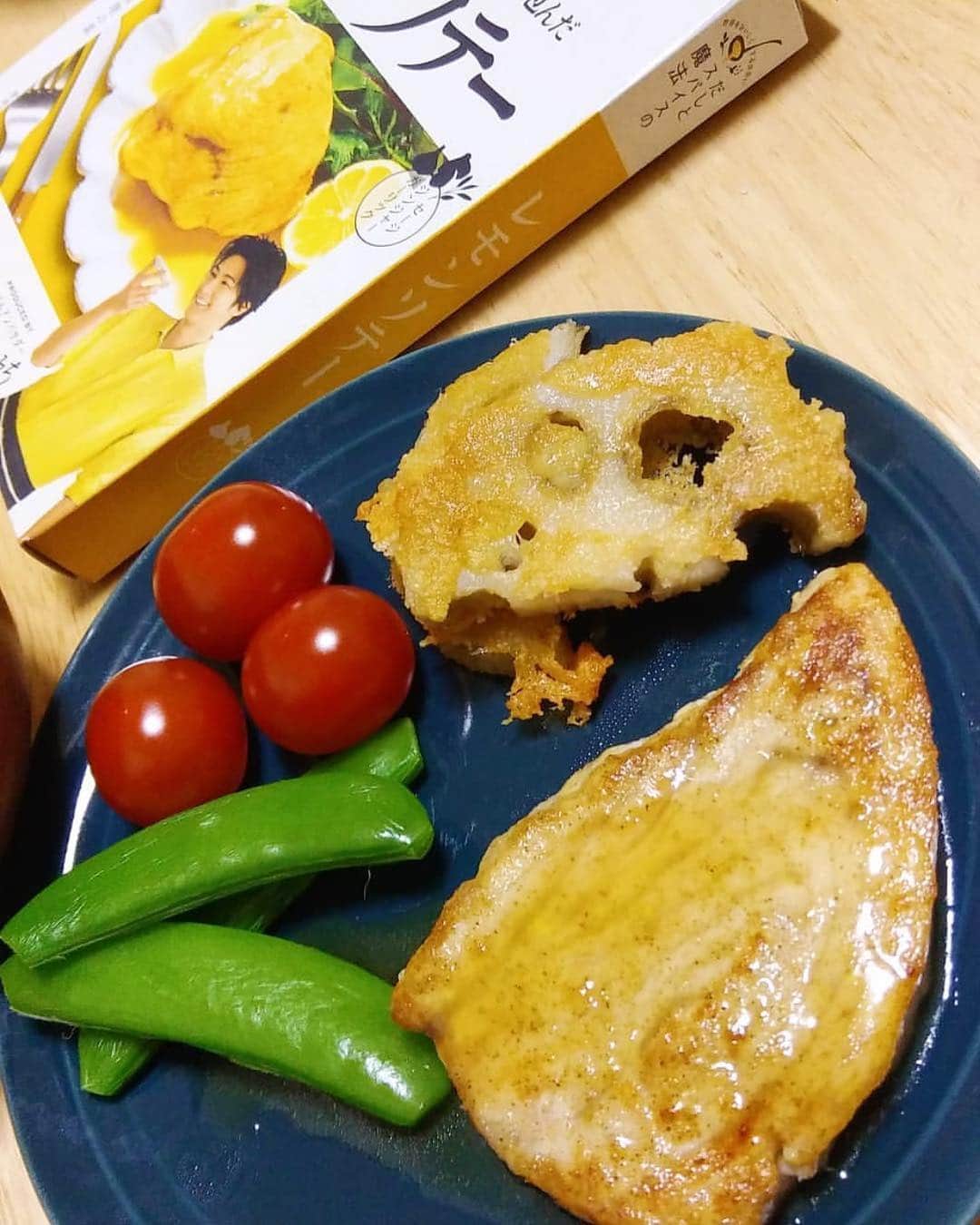 にんべん　おだしでキレイ習慣さんのインスタグラム写真 - (にんべん　おだしでキレイ習慣Instagram)「こんにちは🌞 今日は @saya_piyo さんの投稿をご紹介🐟✨ #だしとスパイスの魔法 レモンソテーを作ってくださいました😍👏👏💗 お皿とのコントラストも素敵です🍋🍅🍽✨ #だしのある生活  #だし生活  ーーーーーーーーーーーーーーーーーーーー  にんべんさんのモニター商品で晩ごはんだった日。  さっぱりとしたレモンソテーは、あっさりとして淡白になりがちな、めかじきのソテーをきりっと引き締めてくれて、美味しい。 ちびこたちは白いごはん、わたしは白ワインと合わせてψ(´ڡ`♡) いつものファイヤーキングと迷ったけど、色映りを考えて濃い青のお皿に合わせて大正解。 付け合わせは蓮根のチーズ焼き、スナップえんどう、ミニトマト。  簡単にできるのに、ちょっとおしゃれな一皿になりました。  #にんべん #創業320年 #にんべんだしアンバサダー #おだし生活 #おだしでキレイ #だしとスパイスの魔法 #レモンソテー #パッケージにはもちろん #速水もこみち くん」4月17日 12時14分 - ninben.dashiambassador