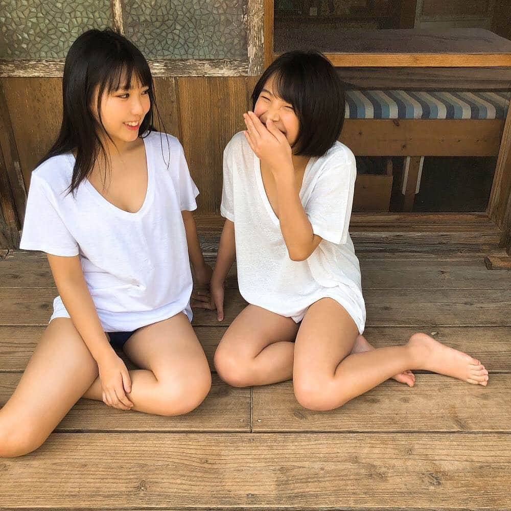 週刊少年マガジンのインスタグラム：「#オフショット #インスタ限定  4月17日発売の #週刊少年マガジン 20号に昨年、7年ぶりに復活した #ミスマガジン 。グランプリを獲得した #沢口愛華 さんと、ミスヤングマガジンを受賞した #寺本莉緒 さんの２名を沖縄で撮り下ろし！ 仲の良い2人が見せる弾ける笑顔に癒されよう！﻿ ﻿ 撮影 /  佐藤佑一﻿ スタイリング / 田中あゆ美﻿ ヘアメイク / 住本彩、スミホシナ﻿ デザイン / 松本麻実 (GROSVENOR design)﻿ ﻿」
