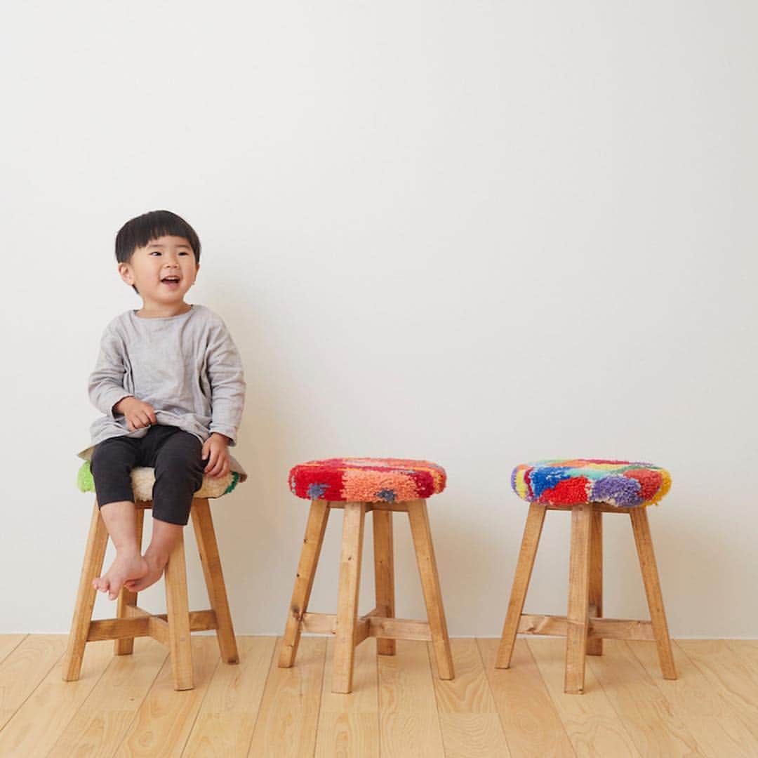 手紙社さんのインスタグラム写真 - (手紙社Instagram)「【「手紙社の『こどもの日』」uduさん開催のオーダー会をご紹介！】 テキスタイルブランドuduのイシカワアイさんが行うのは、お子さんの絵をスツール地にするオーダー会。こどもならではの感性で描かれた絵が、日々の生活の中で楽しめる椅子の座面となります。モチーフが描かれた絵も、抽象的な絵も、uduさんの手にかかれば、思わず目が奪われるスツール地に大変身！　お子さんが描いた大切な一枚を、暮らしの中で長く愛せる物に仕立ててみませんか？ . ▶︎詳細は「@kodomonohi2019」プロフィールのリンク→SHOP INDEX「udu」へ -------------------------------------------- 【開催概要】 手紙社の「こどもの日」 開催日：2019年4月27日（土）/ 28日（日） 時間：10:00-17:00 会場：東京都立産業貿易センター 台東館 7F 展示室 （〒111-0033 東京都台東区花川戸2-6-5） アクセス：東京メトロ（銀座線）浅草駅から徒歩5分/都営浅草線（地下鉄）浅草駅から徒歩8分 入場料：500円　※ 1歳以下無料 -------------------------------------------- #手紙社 #手紙舎 #tegamisha #手紙社のこどもの日 #こどもの日 #こどものいる暮らし #えほん #おもちゃ #マーケット #ワークショップ #ワークショップイベント  #赤ちゃん #親子時間 #親子イベント #おやこイベント #親子ワークショップ #キッズ #キッズイベント #キッズスペース #キッズアート #イベント情報 #こどもとおでかけ  #こどもとつくる #こどもと暮らす #こどもとあそぶ #こどもとの時間 #udu #テキスタイル #スツール #textile」4月17日 12時16分 - tegamisha