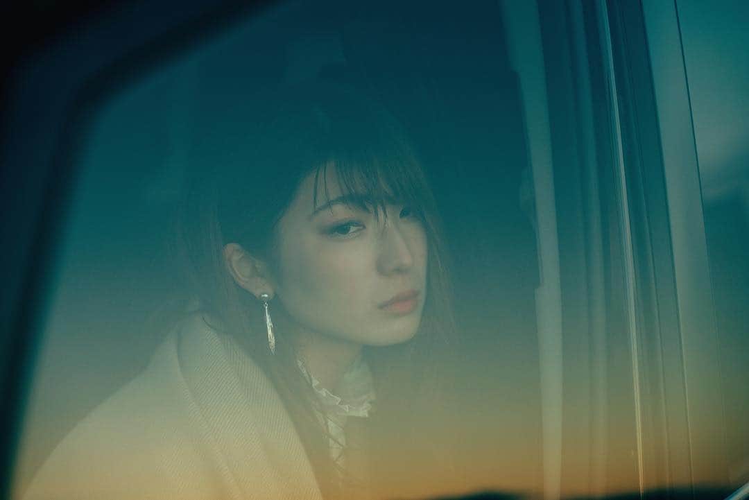 haraoのインスタグラム：「eye contact . . . 今日はメガネDAY👓 久々すぎてちょっと酔ってきました😭 . . . #sonya7riii #sonyalpha7 #as_archive #indies_gram #hueart_life #good_portraits_world #ig_phos #ray_moment #indy_photolife #screen_archive #impression_shots #colorsjp #Rox_Captures #jp_mood #lines_and_points #pixlib_jp #photogram_archive #jp_portrait部 #透明 #エモい #ポートレート撮影 #光と影 #被写体募集 #into_the_screen」