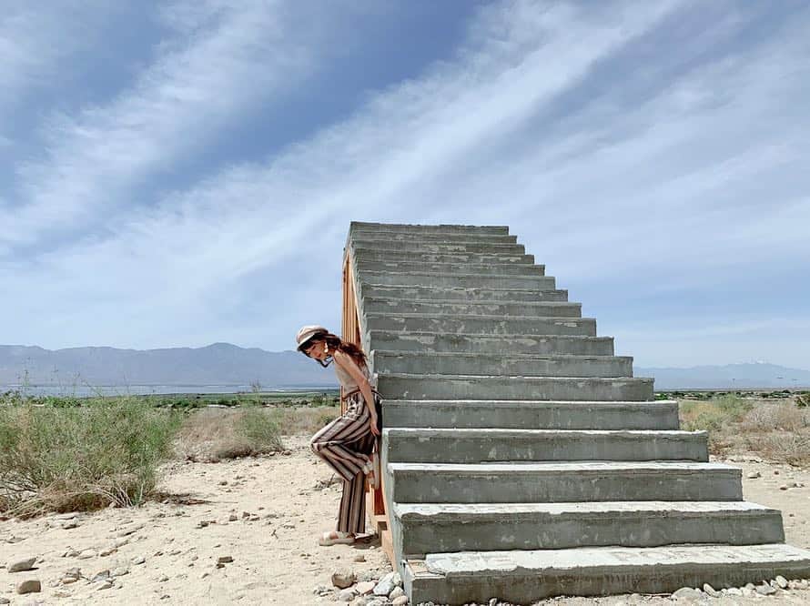 宇野実彩子さんのインスタグラム写真 - (宇野実彩子Instagram)「. 今回の #うの旅 ではロードトリップしながら 砂漠に設置されたアートを初体験しました🎨🚙💭 広大な景色がすべて包んでくれるような感覚、 最高でした✨💫✧」4月17日 12時25分 - misako_uno_aaa