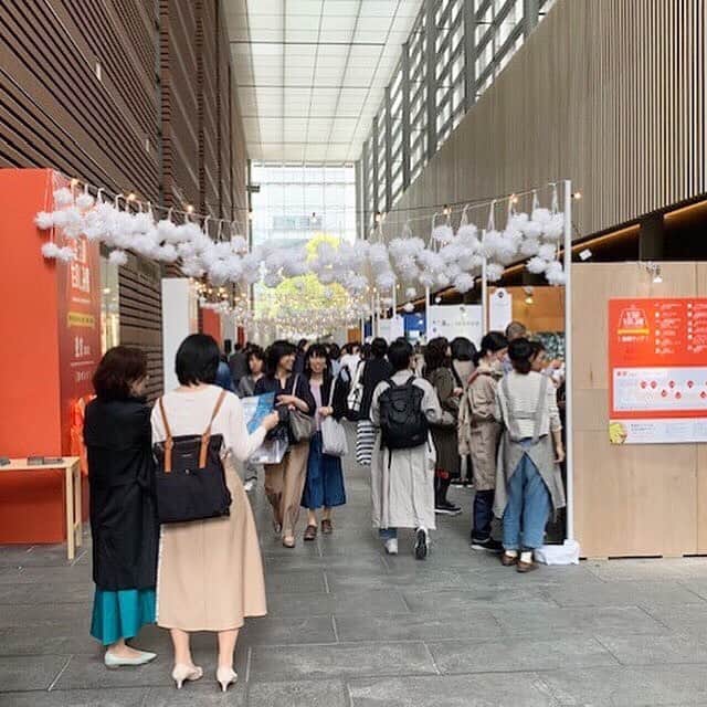 ほぼ日刊イトイ新聞さんのインスタグラム写真 - (ほぼ日刊イトイ新聞Instagram)「生活のたのしみ展 でおまちしてます！ /  #Repost @seikatsu_no_tanoshimi_ten ・・・ オープンしました！ さっそくたくさんの方にお越しいただき ありがとうございます。 お待たせしてしまうところも ありますが（すみません！！） ぜひたのしんでいってくださいね。 ＊＊＊＊＊＊＊＊＊＊＊＊ 第４回 #生活のたのしみ展 日程：2019年４月17日（水）－ 21日（日） 場所：東京 #丸の内仲通り #丸ビルマルキューブ Marunouchi Café ✕ WIRED CAFE／ #TOKIAガレリア 時間：11～20時（丸の内仲通りは12-19時） 入場：無料 #ほぼ日刊イトイ新聞 #ほぼ日 #東京観光 #東京 #丸ビル #丸の内 https://seikatsunotanoshimi.1101.com/2019_spring/」4月17日 12時36分 - hobonichi1101