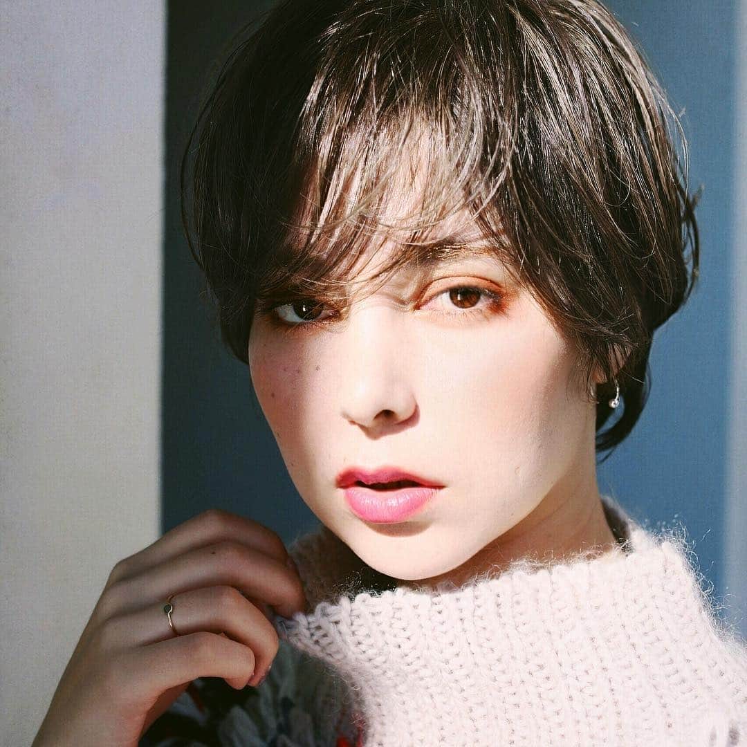 渡部幸也のインスタグラム：「4月も半分もすぎ、ちょっと肌寒いですが、だいぶ気候が春らしくなってきました🌱 ニット1枚でも過ごせる季節、襟足すっきりなセミウェットに仕上げたショートヘアはいかがでしょうか❓ スタイリング剤を艶っぽくしたので、前髪があっても大人感もあって可愛いですよ🙆‍♂️ そして昨日はちょっと気になってた、横浜にあるうんこミュージアムに行って来ました。 名前はあれですが😅、ポップな感じに仕上がってて、なんか面白かったです✨ 今年の3月15日にオープンした、アソビルと言う施設内にあって、他にも色んなアートや脱出ゲームや、そして1階はご飯屋さんなども入ってるので、横浜に行った時は寄ってみてはいかがかなと👍  #ヘアスタイル #ヘア #髪型 #ヘアカタログ #ヘアセット #ヘアアレンジ #パーマ #カラー #ヘアカラー #hair #恵比寿美容院 #代官山美容室 #代官山美容院 #美容学生 #サロン #中目黒美容室 #中目黒美容院 #恵比寿美容室 #サロンモデル #lala__hair #ヘアメイク #hpb_hair #中目黒 #代官山 #恵比寿 #渋谷 #ar_magazine #murua #emoda #snidel」