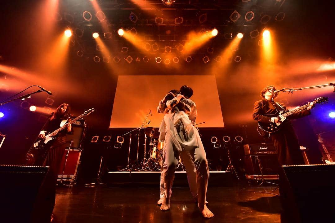 真空ホロウさんのインスタグラム写真 - (真空ホロウInstagram)「真空ホロウ 2019.3.30 TSUTAYA O-WEST  ただ今日を消化するために生きています。 ダンスユニット白雨との共演  Photo by 高田真希子  TOUR追加公演 真空ホロウ #たやはぴツアー2019 〜新元号でもなんてことないね〜  6/7（金） 秋田LIVESPOT2000 w/CIVILIAN  6/11（火） 札幌COLONY ワンマン公演  7/4(木) 水戸ライトハウス ワンマン公演」4月17日 12時30分 - shinkuhorou_official