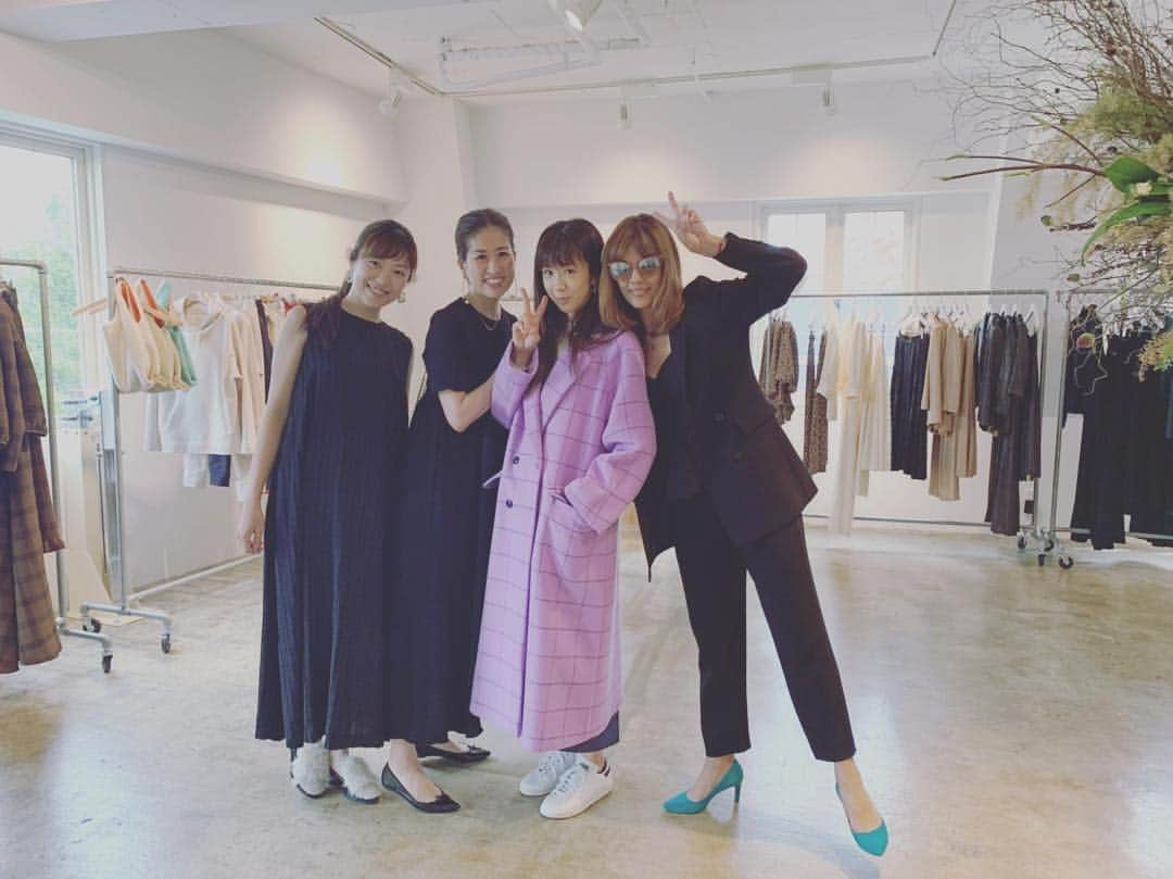 SHEILAさんのインスタグラム写真 - (SHEILAInstagram)「みんなでGREEDのお洋服を試着して❤️滞在時間20分の展示会巡り‼️でも楽しかった〜😍❤️ . #fashion  #展示会 #展示会巡り #ほしのあき #衝動買いしないように #吟味することを #覚えました 😂 #いくつになっても #ファッションは #楽しいね」4月17日 12時38分 - sheichan16