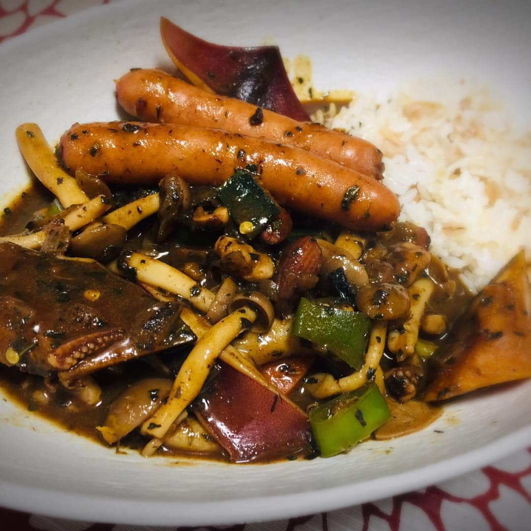 川崎麻世さんのインスタグラム写真 - (川崎麻世Instagram)「小麦粉を使わない旨辛カレーを作った🍛これはやばい❣️ 作り方  フライパンにココナッツオイルを入れ 細かく切った玉ねぎを飴色になるまで弱火で炒め 更にココナッツオイルを加えて ニンジン ブロッコリー シメジを軽く炒め 水を加えて ノンフライのミックスナッツ 青唐辛子 ウインナー イカ 発酵黒にんにくを三片ほど入れる  ウェイパーとコンソメとチャツネ お好み焼きソースと塩胡椒  すでにこの状態で美味い❣️ バジルをたっぷり ガラムマサラ シナモンパウダー ガーリックパウダー ジンジャーパウダー カレーパウダー チリパウダーなど辛味を入れて出来上がり。」4月17日 12時40分 - mayokawasaki