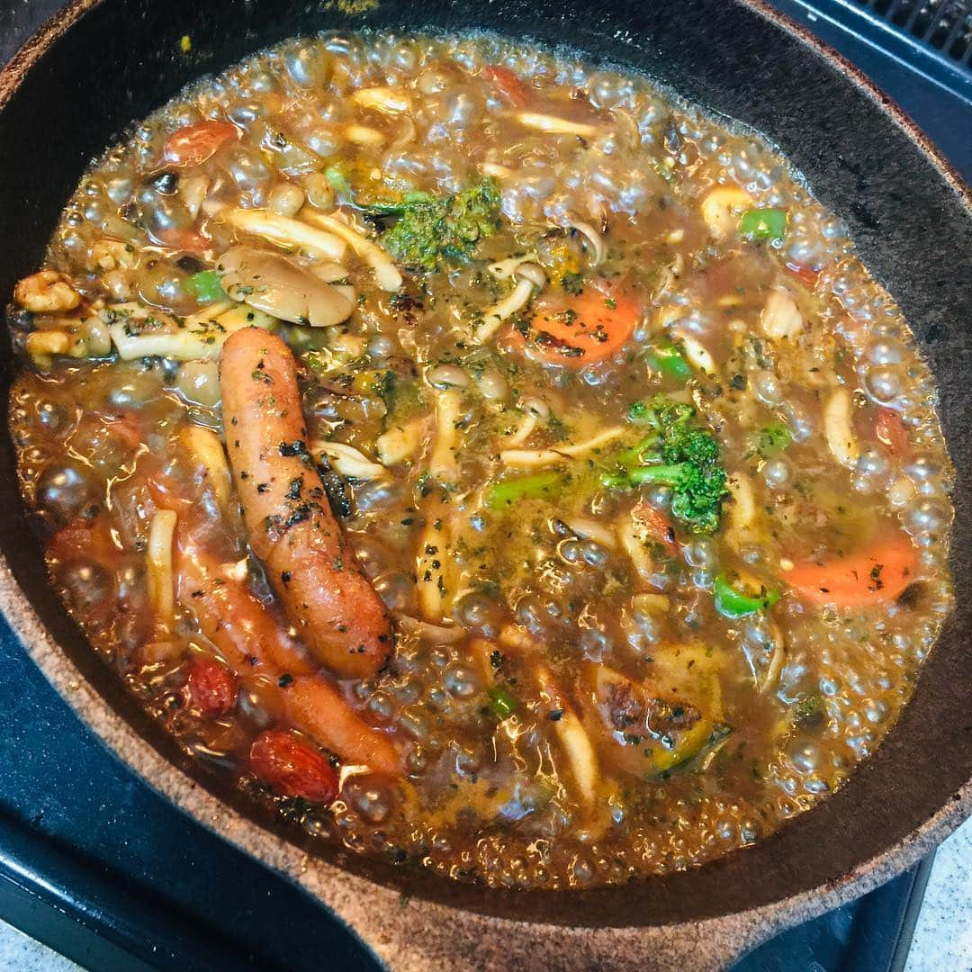 川崎麻世さんのインスタグラム写真 - (川崎麻世Instagram)「小麦粉を使わない旨辛カレーを作った🍛これはやばい❣️ 作り方  フライパンにココナッツオイルを入れ 細かく切った玉ねぎを飴色になるまで弱火で炒め 更にココナッツオイルを加えて ニンジン ブロッコリー シメジを軽く炒め 水を加えて ノンフライのミックスナッツ 青唐辛子 ウインナー イカ 発酵黒にんにくを三片ほど入れる  ウェイパーとコンソメとチャツネ お好み焼きソースと塩胡椒  すでにこの状態で美味い❣️ バジルをたっぷり ガラムマサラ シナモンパウダー ガーリックパウダー ジンジャーパウダー カレーパウダー チリパウダーなど辛味を入れて出来上がり。」4月17日 12時40分 - mayokawasaki