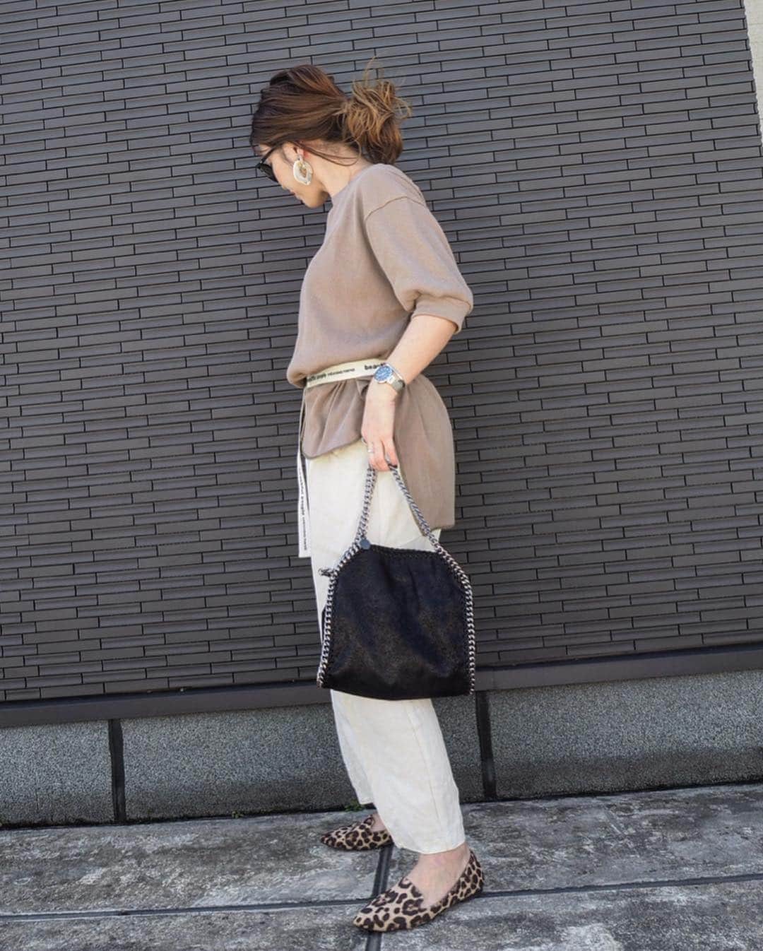GU(ジーユー) さんのインスタグラム写真 - (GU(ジーユー) Instagram)「オーバーサイズTコーデをPick up！﻿ ワッフル素材を採用して肩ラインが特徴のオーバーサイズTシャツ✨イレギュラーヘムのデザインだから、あえてのタックインもオシャレに決まって大人っぽい😊アクセントにベルトを持ってくる技👏バランス抜群！真似してみたいですね😍ボートネックがすっきりとした首元でお袖にもフンワリ特徴があるので1枚でバッチリ🙌これからの季節に活躍間違いなしなTシャツ👏是非、チェックしてみてくださいね💁‍♀️💕﻿ ————————————﻿ ☑︎ワッフルオーバーサイズT(5分袖)﻿ ¥1,490＋tax（通常価格）﻿ 品番:316226﻿ ————————————﻿ Pick Up Post﻿ @mi___ho38 さん、ステキな投稿ありがとうございます😊﻿ #GU #GUstyle #YOURFREEDOM #gu_for_all #GUKorea #GUHK #GUTAIWAN #ジーユー #ジーユーコーデ #GUコーデ #GU新作 #ワッフルオーバーサイズT #大人カジュアル #カジュアル #大人女子 #着回しコーデ #シンプルコーデ #春コーデ #デイリーコーデ #大人コーデ #お出かけコーデ #オーバーサイズ #Tシャツ #オーバーサイズT」4月17日 12時41分 - gu_for_all_