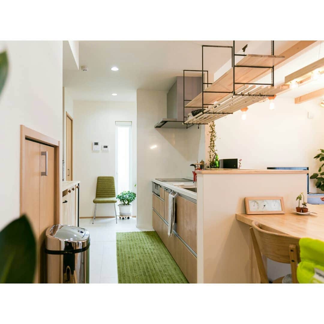 homelife 夢を叶える暮らし方のインスタグラム：「【あなたのキッチン】 . ナチュラルな色合いがかわいいキッチン デザインはもちろん機能性もしっかり ママの動きに合わせたキッチンです . . ◆―――――――――――――――◆ ▷ more… @homelife_gallery ◆―――――――――――――――◆ . . #キッチン #ナチュラル #かわいい #ナチュラルインテリア #シンプル #デザイン #機能性 #シンプルな暮らし #緑のある暮らし #おしゃれな家 #マイホーム計画 #マイホーム #福知山 #豊岡 #加東 #姫路 #注文住宅 #自由設計 #デザイン住宅 #family #house #home #homelife_京都 #homelife_大阪 #homelife_兵庫 #ホームライフ #ホームライフ100 #アーキホームライフ」