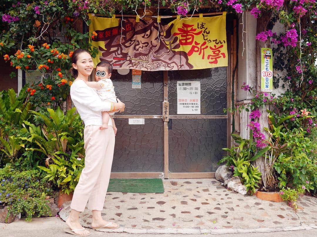 松本亜希さんのインスタグラム写真 - (松本亜希Instagram)「・ 妊婦の時に行った沖縄旅行で、たまたま見つけて入ってすごく美味しかった#番所亭 に今回も行ってきました。 1枚目が今回👶 2枚目が妊娠時🤰 感慨深い😭😭😭 ・ 最初着いた日、ホテル向かう前に張り切って行ったらまさかの閉まってて、帰り空港向かう前にリベンジ。 ・ こちらの沖縄そば、スープは化学調味料不使用だそうで、アッサリ味で本当好み😍とにかくスープが美味しい。 #甘めの濃いめの沖縄そばが好みの方には少し物足りないかもですが ・ そして、紅ショウガではなく、生の千切り生姜なのがまた良いんだよなぁ〜 写真4枚目、生姜のお代わりも言えばたくさんくれます😆 両親も気に入ったようでよかったよかった💕 ・ 今回は寄れなかったけど、#やちむんの里 近いので、寄るのも有りだと思います‼️ あ、あと、座敷もあるので子連れも行きやすいかと◎ なんならバンボもありました👍 ※私が行った時は、お店の方に聞いたら、人手不足で今お昼は15時で一旦閉めてると言っていたので行く前に営業時間確認した方が確実です👍 ＿＿＿＿＿＿＿＿＿＿＿＿＿＿＿＿ #沖縄 #okinawa #沖縄旅行 #家族旅行  #沖縄そば #読谷村 #沖縄グルメ  #akirontravel✈️ #子連れ沖縄 #10月生まれ #男の子ママ #love #aki_mamalife #babyboy #baby #boy  #息子 #生後6ヶ月」4月17日 12時42分 - m_akiron