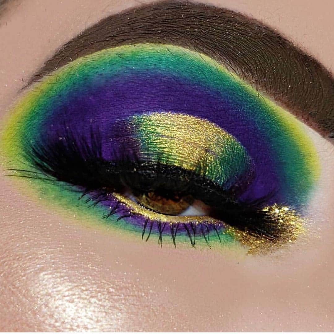 Jeffree Star Cosmeticsさんのインスタグラム写真 - (Jeffree Star CosmeticsInstagram)「GREETINGS EARTHLINGS 👽🖖🏻 This look will have you ready to step aboard the mothership 🛸🛸 @foxy_roxy_makeup used our #highlypigmented Alien #eyeshadowpalette ✨✨ #jeffreestarcosmetics #alien #alienpalette」4月17日 12時53分 - jeffreestarcosmetics