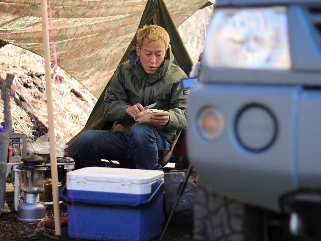 じゅんいちダビッドソンさんのインスタグラム写真 - (じゅんいちダビッドソンInstagram)「先日の キャンプの取材ロケの 一幕🏕 〜撮影後は焚火会メンバーと。 #camp #camping #bushcraft #焚火会」4月17日 12時54分 - 0204junich_davidson_official