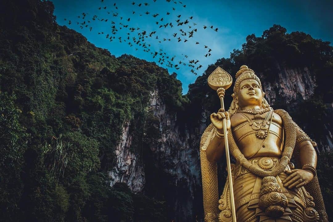 Canon Asiaのインスタグラム：「Don’t forget to play around with colour 🖍️ and contrast whenever possible. An example is this shot by Barathan, where the golden Lord Murugan Statue was photographed against the green and luscious mountains at Batu Caves, Malaysia⛰️. • 📷 Image by @Baratanh on My Canon Story using the Canon EOS 5D Mark II | f/7.1 | 1/800s | ISO 100 | 40mm  Want your photos to be featured too? Tag them with #canonasia or submit them on My Canon Story, link in bio!  #canonasia #photography #canon #canonphotography #malaysia #igmy #batucaves」