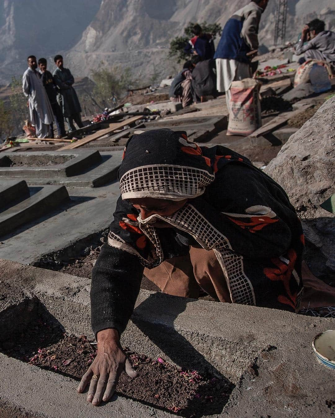 ジョン・スタンメイヤーさんのインスタグラム写真 - (ジョン・スタンメイヤーInstagram)「Swipe - It was October 8, 2005, when the earth did what its always done. That time it was in Pakistan-administered Kashm​ir. ⠀⠀⠀⠀⠀⠀⠀⠀ We’re all only allowed briefly upon the earth. Never owning it. Never able to control anything on our planet, no matter how much we believe or may try. ⠀⠀⠀⠀⠀⠀⠀⠀ Over 50% of Balakot, Patikka, and surrounding areas were destroyed. Estimates put the number of dead at 85,000 but it’s believe to be over 100,000. So many injured or crippled for life. Yet those who survived pushed on. ⠀⠀⠀⠀⠀⠀⠀⠀ There’s this spirit, borne within us, where I’ve seen what can be done. When we no longer see ourselves as different than the other. Race, creed, borders, they no longer exist. Our commonality arrives and we realize…we’re just people. ⠀⠀⠀⠀⠀⠀⠀⠀ Nature has a way of making us humble, right at those moments, when we thought we had it all together. ⠀⠀⠀⠀⠀⠀⠀⠀ Photo 1: I had the best haircut from barber Abdur Rashid in Balakot. All he had left was a shard of his shops mirror, some scissors and a few combs. ⠀⠀⠀⠀⠀⠀⠀⠀ Photo 2: Afternoon prayers at what remained of the mosque in Balakot. ⠀⠀⠀⠀⠀⠀⠀⠀ Photo 3: A mother grieves at the grave of her child who died in the 2005 Kashmir earthquake. ⠀⠀⠀⠀⠀⠀⠀⠀ Photo 4: Bandi Mir Sandani-2 cam​p in Pakistan-controlled Kashm​ir. The camp housed over 350 earthquake survivors in donated tents. ⠀⠀⠀⠀⠀⠀⠀⠀ Photo 5: Those not yet in camps kept warm next to the ruins of their homes in Balakot. ⠀⠀⠀⠀⠀⠀⠀⠀ Photo 6: Moment of happiness when a boy played catch with a watermelon - pinch and zoom on this photo to understand how alive our earth is…much of the mountain is scraped clean of all vegetation. ⠀⠀⠀⠀⠀⠀⠀⠀ Photo 7: After the 7.6 quake destroyed over 50% of Patikka, the only way to cross the Neelum River was over the twisted remains of the bridge. No one ever seemed to give up, no matter how difficult it was. ⠀⠀⠀⠀⠀⠀⠀⠀ Continuing with a series of self portraits with background insight from various assignments over the years with National Geographic, Time magazine and other publications. There’s a reason. More soon. - @viiphoto #pakistan #kashmir #earthquake #destruction #selfportrait #selfie #rareselfie #fromtheotherside」4月17日 13時11分 - johnstanmeyer