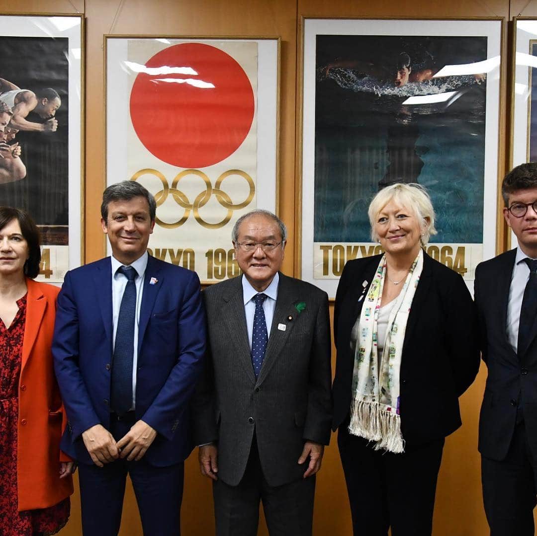 フランス大使館さんのインスタグラム写真 - (フランス大使館Instagram)「4月11日（木）から16日（火）まで訪日したフランス元老院仏日友好議員連盟議員団は、在日フランス人社会の代表者や日仏のビジネス関係者、東京フランス国際学院の生徒および職員と面会しました。 今回の訪日は、とりわけ東京オリンピック・パラリンピック競技大会の組織に関するもので、同大会の準備に取り組むあらゆる関係者との面会を行い、2024年パリオリンピックとのシナジー効果についても触れました。 元老院議員団は東京オリンピックまでフランスの複数のスポーツ連盟がベースキャンプ地としている山梨県を訪れ、暖かい歓迎を受けました。また、女子7人制ラグビーの世界大会に出場するため山梨県でトレーニングを行っている女子フランス代表チームと面会しました。  La délégation du groupe d’amitié France Japon du Sénat, en visite au Japon du 11 au 16 avril, est allée à la rencontre de la communauté française. Elle s'est entretenue avec ses représentants, la communauté d’affaires, ainsi que les élèves et l’équipe pédagogique du lycée français international de Tokyo. Ce déplacement, qui portait notamment sur l’organisation des Jeux olympiques et paralympiques de Tokyo, a permis à la délégation de rencontrer les principaux acteurs japonais impliqués dans la préparation de Tokyo 2020 et d'évoquer les synergies avec Paris 2024. Les sénateurs ont également été chaleureusement reçus à Yamanashi, département qui accueillera jusqu’aux JO de Tokyo plusieurs fédérations sportives françaises pour leur entraînement. Ils ont aussi rencontré les joueuses de l'équipe de France de rugby à 7, en stage à Fujiyoshida  @ffrugby @senat_fr @tokyo2020 @paris2024 @lfitokyo」4月17日 13時17分 - ambafrancejp