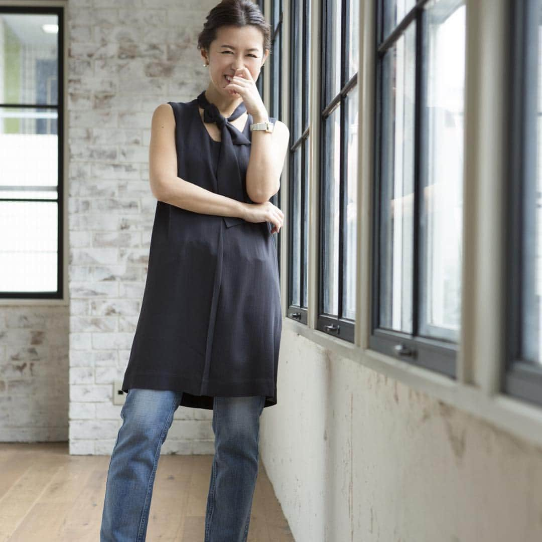 コントワー・デ・コトニエ ジャパンさんのインスタグラム写真 - (コントワー・デ・コトニエ ジャパンInstagram)「. 『NAOKO OKUSA'S STYLING TIPS』 着こなしをちょっと素敵にするプチテクニックを動画でお届け。レクチャーしてくれるのは、スタイリストの大草直子さん。 . しなやかで抜け感のあるワンピース。ボトムスにデニムをチョイスすると、本来持つ甘さに程よいハンサムさが加わりグッドバランスに。 ボウタイのアレンジによって印象がぐっと変わるので、シーンに合わせて試してみて…。 ． テクニック満載ムービーはプロフィールのURLよりご覧いただけます。  #大草直子 さん #コントワーデコトニエ  #コトニエスタイル #comptoirdescotonniers」4月17日 13時25分 - comptoirdescotonniers_japan