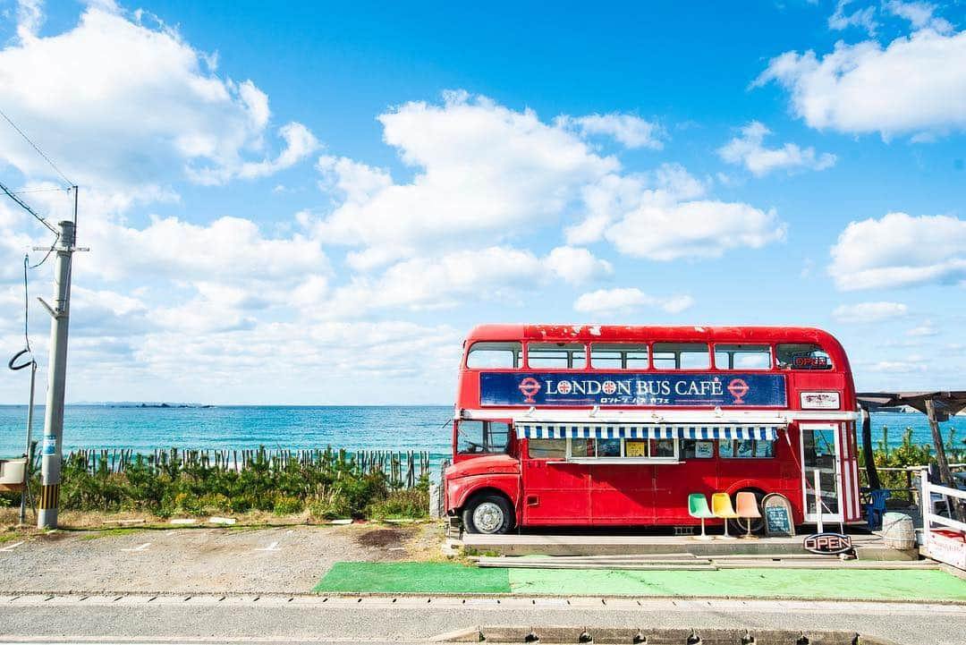 ことりっぷさんのインスタグラム写真 - (ことりっぷInstagram)「福岡市内から車で1時間弱。福岡県西部に位置する糸島は、玄界灘の海に突き出した半島と山々がそびえる陸地からなる自然豊かな場所。﻿ シーサイドビューが広がる海岸線は、夕暮れには美しい夕日が見えるドライブにぴったりな人気の観光エリアです。﻿ ﻿ 野北海岸沿いにあるのが、イギリスで実際に使用されていたレトロなロンドンバスを利用した「糸島LONDON BUS CAFE」。﻿ カフェスペースになっている2階からは、パノラマのシーサイドビューが広がり、景色を眺めながら一息つけます。﻿ メニューは牛乳やピスタチオ、桜など40種のなかから8〜9種の日替わりメニューがそろうジェラートが人気。﻿ テイクアウトも可能なので、ドライブの途中に立ち寄るのにおすすめです。﻿ ﻿ --------------------﻿ ﻿﻿﻿ 「糸島LONDON BUS CAFE」については発売中の#ことりっぷマガジン vol.19 で紹介しています。﻿﻿﻿ ﻿ ﻿今号のテーマは「お茶にしよう」﻿﻿ ﻿ 旅の目的地になるような、わざわざ訪ねたくなる理由のあるカフェをたくさん掲載しています。﻿﻿﻿ --------------------﻿ ﻿ ﻿﻿﻿ ﻿﻿﻿ #ことりっぷ#ことりっぷmagazine#お茶#旅行#trip﻿﻿ #お茶にしよう#お茶カフェ﻿﻿ #糸島londonbuscafe#londonbuscafe#糸島ロンドンバスカフェ#ロンドンバスカフェ﻿ #福岡#福岡カフェ#糸島#糸島カフェ #ig_japan #visitjapan #japantrip #japantravel」4月17日 13時26分 - cotrip_official