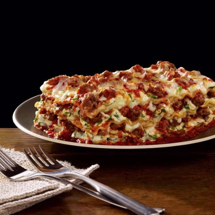 ジョンソンヴィルのインスタグラム：「Flavor up the #Easter dinner menu with our family-sized Italian Sausage Lasagna. Add in #Johnsonville Mild, Sweet, or Hot Italian Links or Ground Sausage for a simple meal that brings the family together. Recipe and product info at link in bio.」