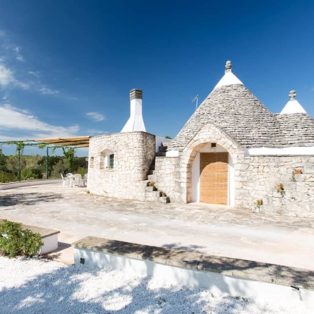 Airbnbさんのインスタグラム写真 - (AirbnbInstagram)「Superhost Paola turned this traditional trullo (stone hut) into a cozy retreat. Stay in for dinner under your pergola—Paola might even stop by with some olive oil made from the surrounding trees. Or head into town to start figuring out which of the family-owned osterias around the main piazza is your favorite.」4月17日 4時31分 - airbnb