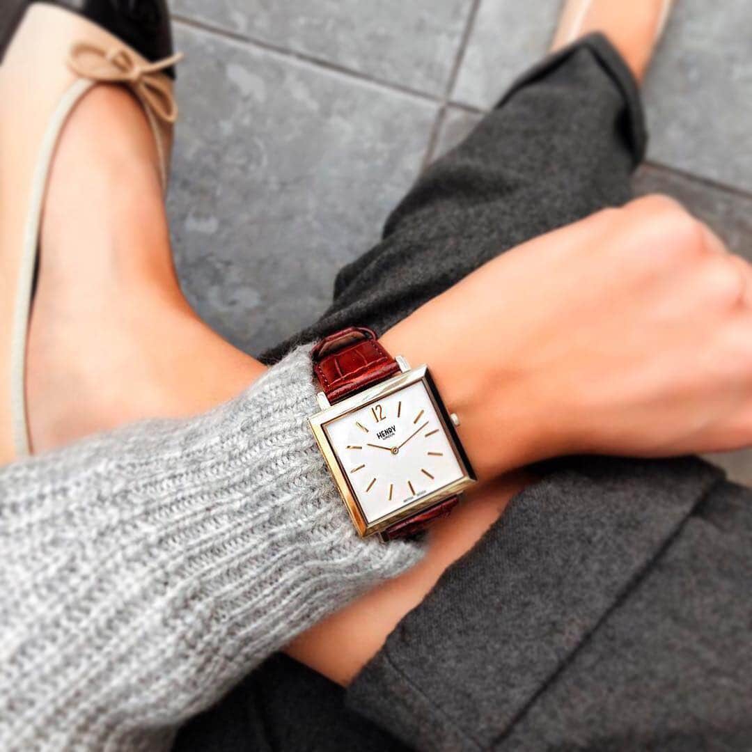 Henry London Official page of Britishさんのインスタグラム写真 - (Henry London Official page of BritishInstagram)「Our Heritage Square in chocolate croc, the ultimate unisex piece. Worn by @lydiajanetomlinson . . . #croc #crocodile #leather #gold #goldwatch #square #squarewatch #vintagestyle #vintagedesign #classic #classicdesign #boyfriendstyle #unisex  #londondesign #britishdesign #scandistyle #sleekdesign #womw #wristwatch #wristwatchcheck #accessoriesoftheday  #wristcandy #horologie #horology #luxurywatch #lovewatches #dailywatch #midcenturydesign #timepiece #mensstyle」4月17日 4時40分 - henrywatches