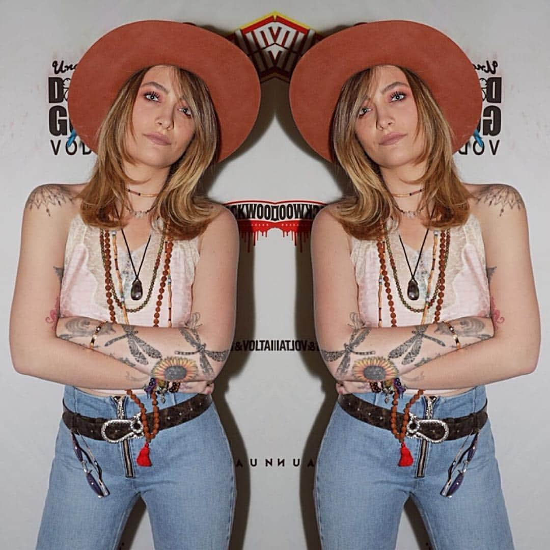 JO BAKERさんのインスタグラム写真 - (JO BAKERInstagram)「P A R I S • J A C K S O N 🇺🇸 Desert warm earth tones on this beauty... #parisjackson in #coachella this past weekend... her 2nd major gig performing as half of the duo which is @thesoundflowers !!! Bloody gorgeous!!!! Beautiful soulful sweet and brave.... impressed at how much you are leaning into your music and owning these moments whole heartedly!!! Hair @giannandreahair  Makeup by me #jobakermakeupartist using @sisleyparisusa skincare and @sephora makeup!! Story to follow with deets!! 🌵」4月17日 4時46分 - missjobaker