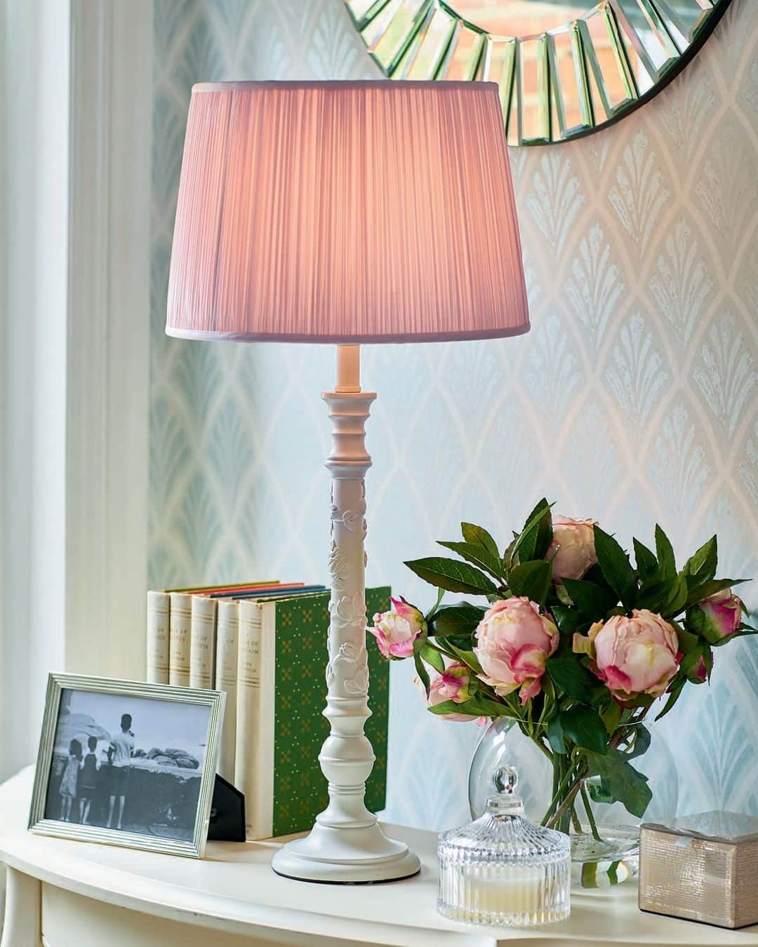 ローラアシュレイのインスタグラム：「Give your side tables the attention they deserve. A combination of flowers, lamps, trinket jars and frames are a timeless way to give your room a personal touch.」