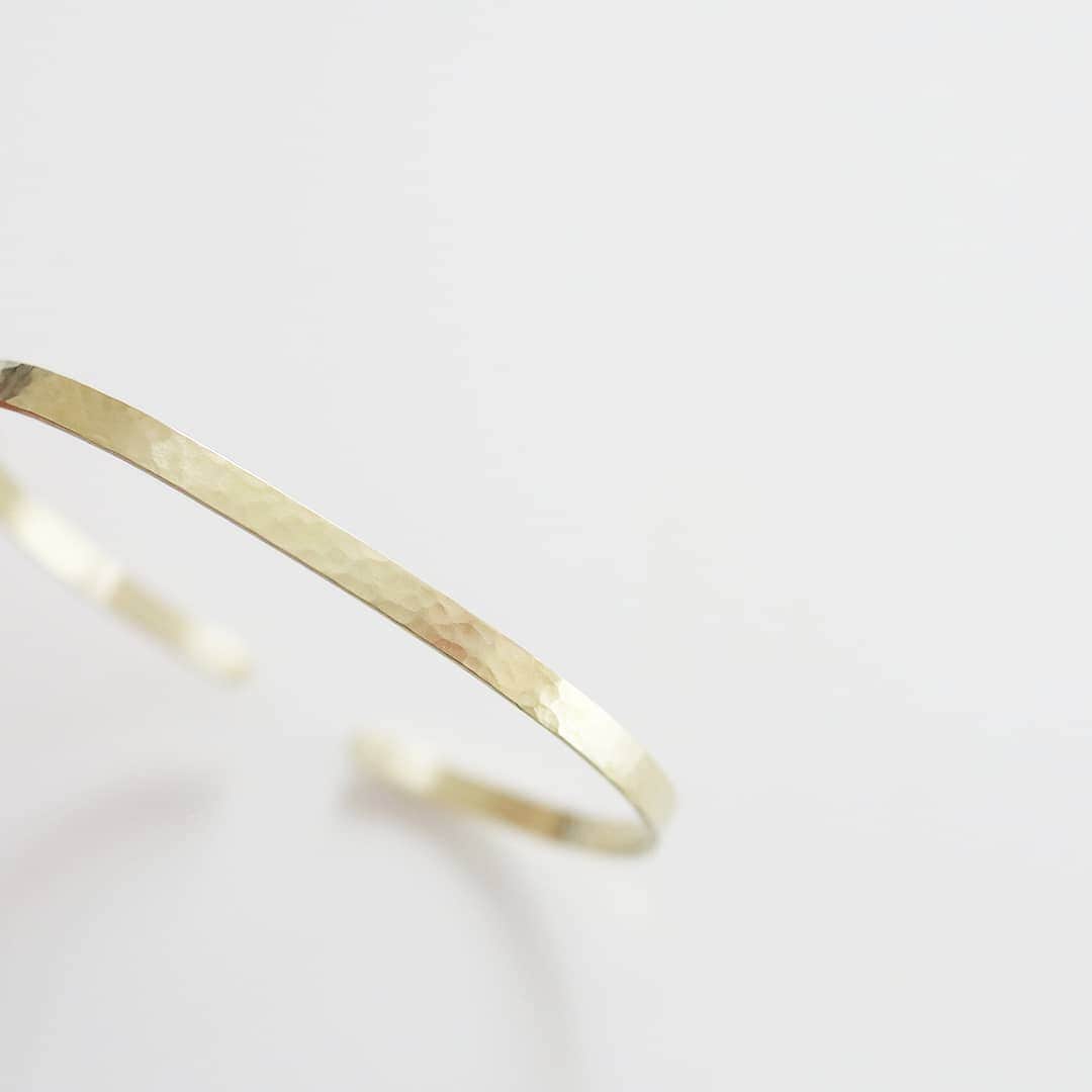 joueri accessory by Eri Sato(@satoeri626)さんのインスタグラム写真 - (joueri accessory by Eri Sato(@satoeri626)Instagram)「· crater bangle · #joueri#アクセサリー#ハンドメイド#バングル#お揃い#bangle#真鍮#刻印#blass#プレゼント#ギフト#baseec」4月17日 5時01分 - joueri