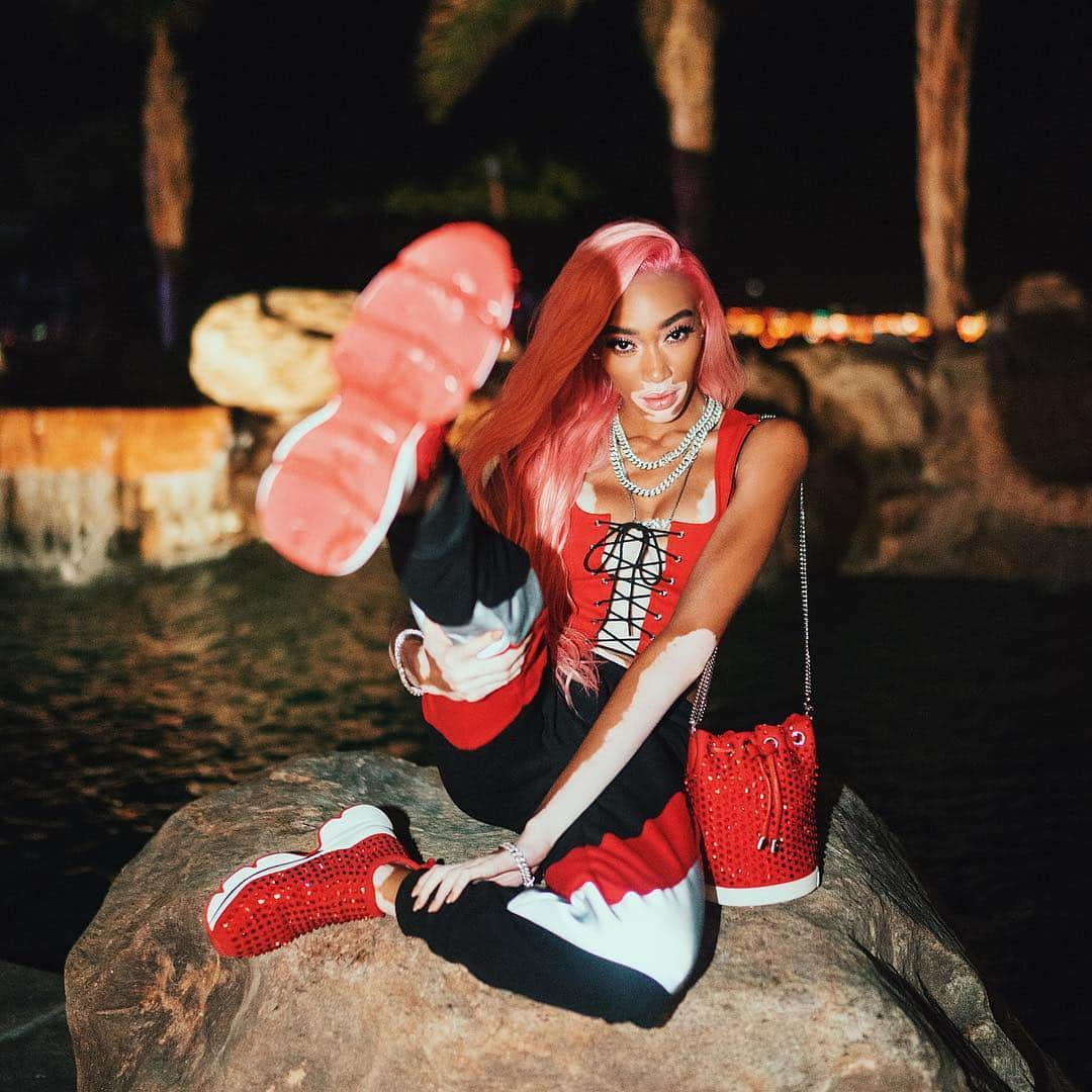 ウィニー・ハーロウさんのインスタグラム写真 - (ウィニー・ハーロウInstagram)「Wearing red bottoms in the desert is dumb. My kicks are Trashed... Do as i say not as i do 😭🙃🤧 BYE COACHELLA 🌴🌞✈️ UK BOUND 🇬🇧」4月17日 4時54分 - winnieharlow