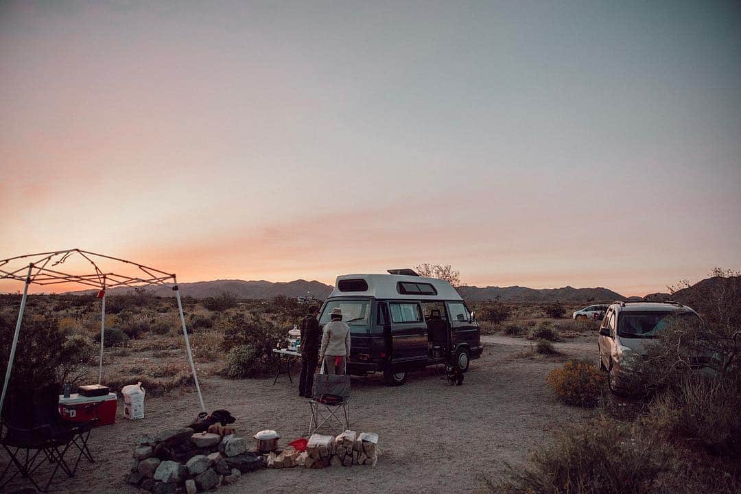 のインスタグラム：「#ad I love this photo. It’s not perfectly staged, it’s not my usual bright pink themed photo, it’s not posed. I  just snapped it right after we got back to our campsite. The sun was setting and the sky looked beautiful.  It reminded me why camping means so much to me and why being outdoors is the biggest stress reliever. It makes me feel grounded because nothing else matters in this moment, BUT the fact that I’m alive and with my best friends enjoying another sunset. This photo was shot with my new @canonUSA EOS RP RF 24-105mm F4 L IS USM Kit. I love how this photo turned out and it’s a reminder to take more of these candid shots. What do you like to take photos of? #BeTheRevolution」