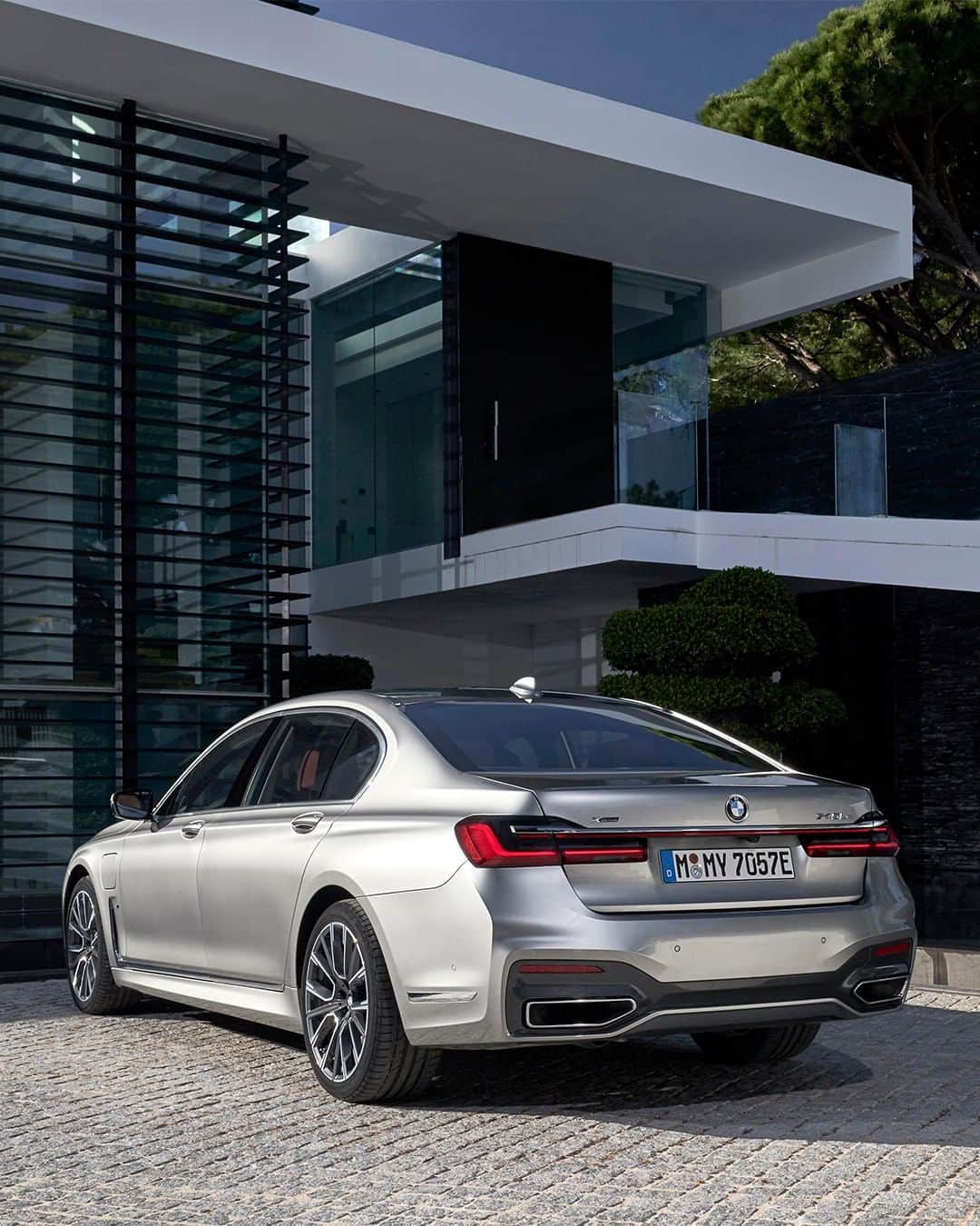 BMWのインスタグラム：「A pole star to luxury.  THE 7. #BMW #THE7 __ BMW 745Le xDrive Sedan: Energy consumption in kWh/100 km (combined): 16.3 - 15.8. Fuel consumption in l/100 km (combined): 2.6 - 2.3. CO2 emissions in g/km (combined): 59 - 52, exhaust standard EU6d-TEMP. The values of fuel consumptions, CO2 emissions and energy consumptions shown were determined according to the European Regulation (EC) 715/2007 in the version applicable at the time of type approval. The figures refer to a vehicle with basic configuration in Germany and the range shown considers optional equipment and the different size of wheels and tires available on the selected model. The values of the vehicles are already based on the new WLTP regulation and are translated back into NEDC-equivalent values in order to ensure the comparison between the vehicles. [With respect to these vehicles, for vehicle related taxes or other duties based (at least inter alia) on CO2-emissions the CO2 values may differ to the values stated here.] The CO2 efficiency specifications are determined according to Directive 1999/94/EC and the European Regulation in its current version applicable. The values shown are based on the fuel consumption, CO2 values and energy consumptions according to the NEDC cycle for the classification. For further information about the official fuel consumption and the specific CO2 emission of new passenger cars can be taken out of the „handbook of fuel consumption, the CO2 emission and power consumption of new passenger cars“, which is available at all selling points and at https://www.dat.de/angebote/verlagsprodukte/leitfaden-kraftstoffverbrauch.html.」