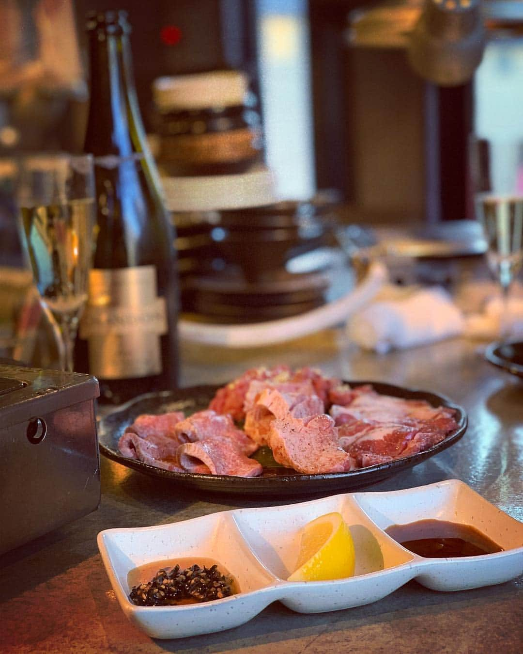 梅宮アンナさんのインスタグラム写真 - (梅宮アンナInstagram)「昨日は、経堂にある焼肉屋さん @ichiwa.yakiniku にてご飯でした😊美味しかった〜〜👏👏👍 メンバーは、小学校から同級生のおおちゃんです😘 @0315hiromi 旦那さんのサトル君も参加して👍 @have.a.dream50  3人でシブい話でワイワイご飯でした😘今現在私の住まいは、最寄り駅が、小田急線の梅ヶ丘、豪徳寺になりまして。。 互いに経堂は、ご近所になるので、合流場所としては、最適でして。。ご飯が終わり、私達一行は、梅ヶ丘へ🚆😊 はしご酒をする前に、 3人で選挙の投票をしに行ったの〜〜 今週は、仕事で行けないからね。。そして、😋赤ちょうちん🏮のお店へ〜〜🍶 だけど、いっぱいではいれなくて🤣残念でした〜〜 🚆👏👏小さい時私は、参宮橋にいた時期があり、ずっと小田急線に乗って学校通っていたの🚆🎒 彼女のご実家の梅ヶ丘へ良く遊びに行っていて、 よく羽根木公園で遊んだの。 ツリーハウスもあって🌳🏠 駄菓子屋さんにも良く行ったモノです🍭 木によく登って遊んだモノです😅  小田急線沿線大好きです😘  あったかい場所なんだ。。 とても。。。 💕💕💕💕 #梅ヶ丘 #豪徳寺 #経堂 #焼肉経堂#グルメ #世田谷区 #選挙へ行こう #小田急線沿い #pasmo #世田谷区 #あったかい場所」4月17日 5時10分 - annaumemiya