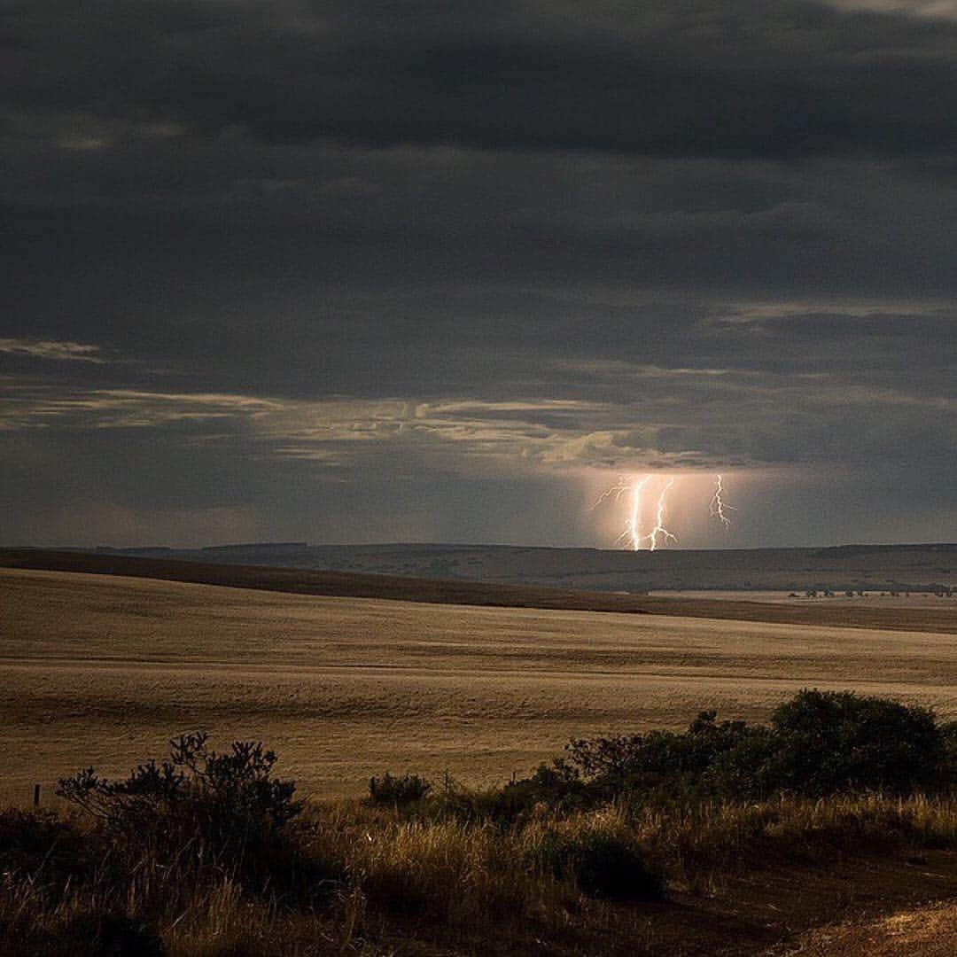 Ricoh Imagingさんのインスタグラム写真 - (Ricoh ImagingInstagram)「Amazing capture from our #teampentax fan.  Posted @withrepost • @jordancantelo A series of active high based storms approach under bright moonlight in the early hours.  @ricohpentax 645z + PENTAX-DA645 28-45mm f/4.5 ED AW SR Lens Exposure: 30s at f/6.3 FL: 45mm ISO 400  0230am 19th March 2019 . . #cloud #supercell #storm #weather #jordancantelo #teampentax #crazyclouds #ig_stormclouds #nature #instagood #love #tempestchasers #ewnweather」4月17日 5時03分 - ricohpentax