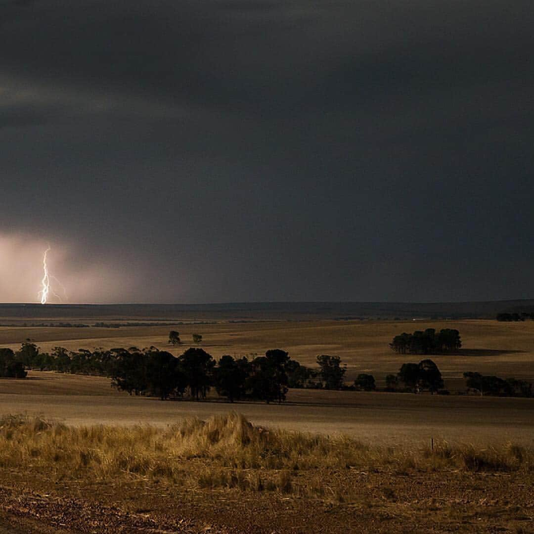 Ricoh Imagingさんのインスタグラム写真 - (Ricoh ImagingInstagram)「Amazing capture from our #teampentax fan.  Posted @withrepost • @jordancantelo A series of active high based storms approach under bright moonlight in the early hours.  @ricohpentax 645z + PENTAX-DA645 28-45mm f/4.5 ED AW SR Lens Exposure: 30s at f/6.3 FL: 45mm ISO 400  0230am 19th March 2019 . . #cloud #supercell #storm #weather #jordancantelo #teampentax #crazyclouds #ig_stormclouds #nature #instagood #love #tempestchasers #ewnweather」4月17日 5時03分 - ricohpentax