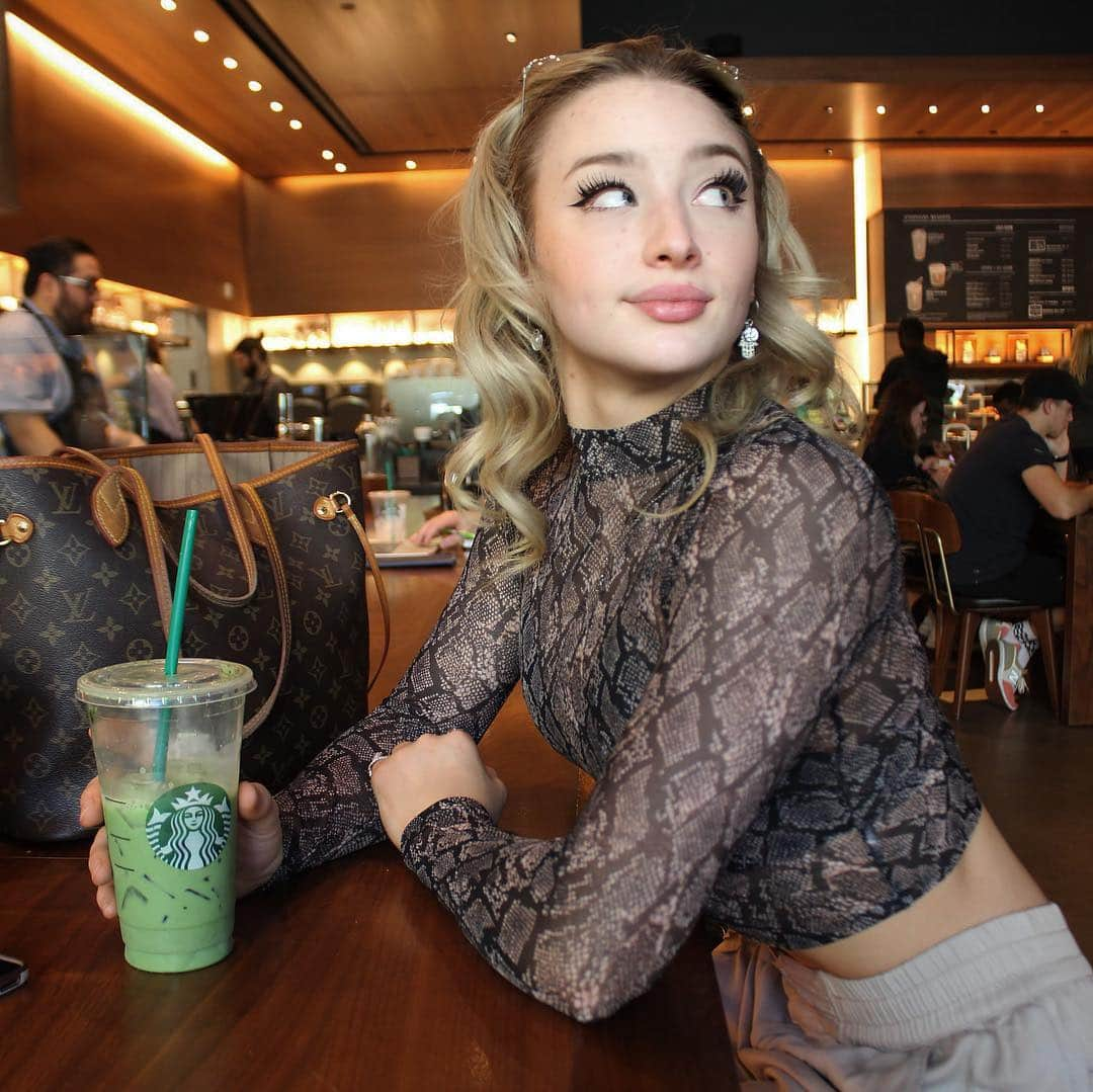 アンバー・グレンさんのインスタグラム写真 - (アンバー・グレンInstagram)「What’s your Starbucks order? I usually get either a Double shot over ice or an Iced matcha latte😋🍵☕️ @brookemglenn」4月17日 5時12分 - amberglenniceskater