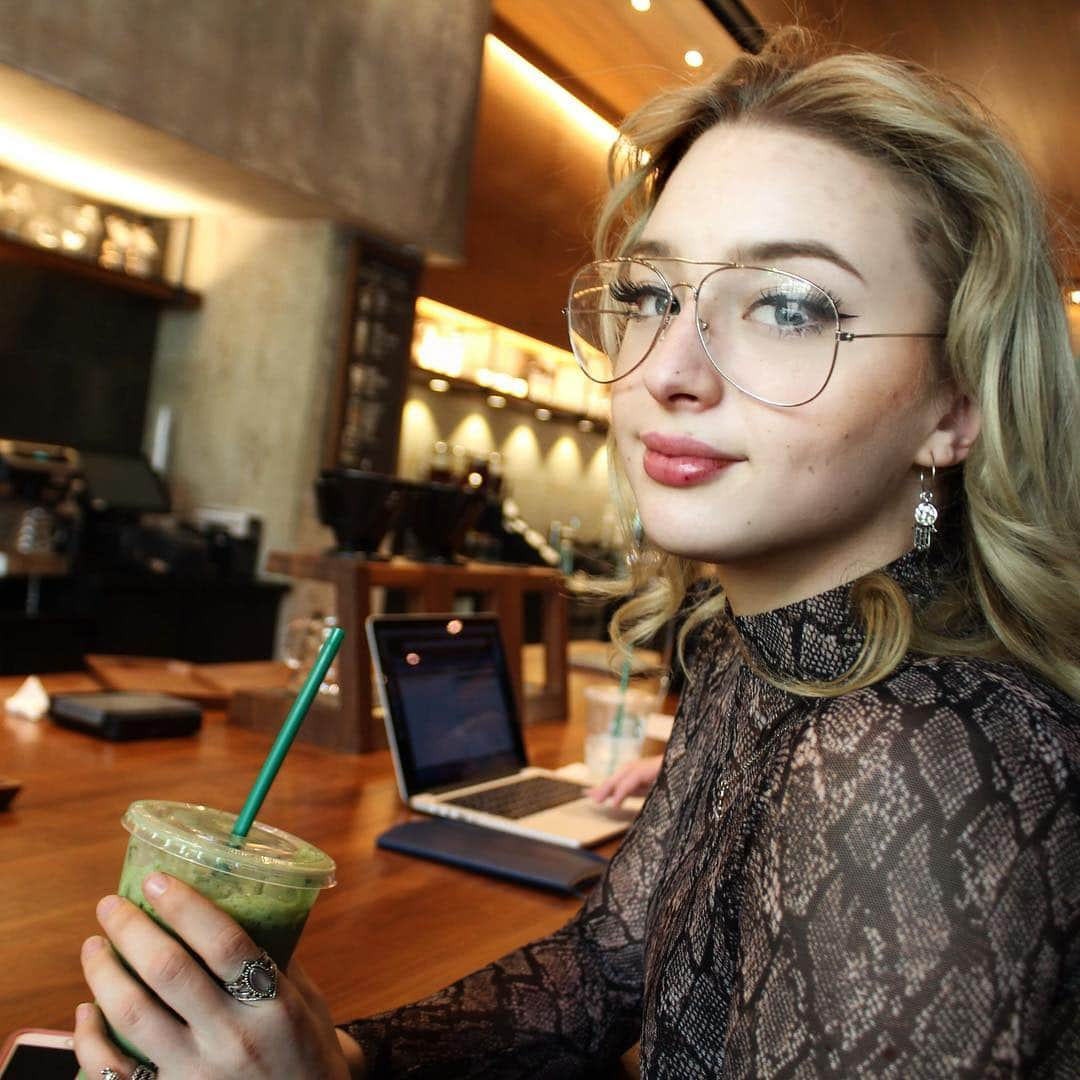 アンバー・グレンさんのインスタグラム写真 - (アンバー・グレンInstagram)「What’s your Starbucks order? I usually get either a Double shot over ice or an Iced matcha latte😋🍵☕️ @brookemglenn」4月17日 5時12分 - amberglenniceskater