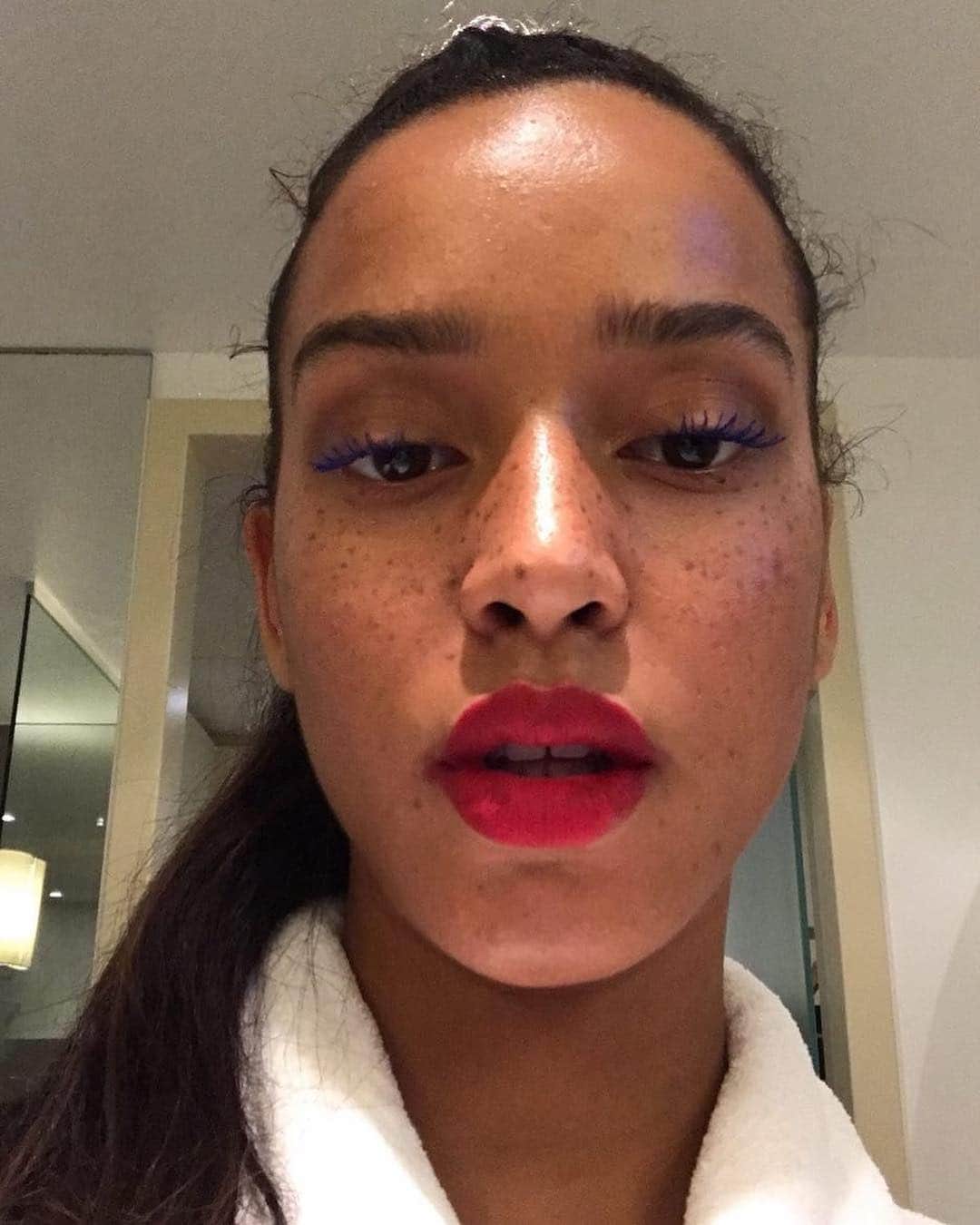 Vogue Beautyさんのインスタグラム写真 - (Vogue BeautyInstagram)「A bold lip is always a good idea.  #regram @flora_carter」4月17日 5時13分 - voguebeauty