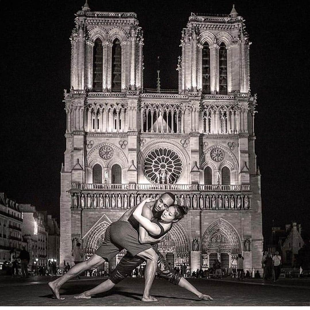 ヴィルジニー・デデューさんのインスタグラム写真 - (ヴィルジニー・デデューInstagram)「🖤 NOTRE DAME ♠️ • • #notrehistoire #notrearchitecture #notrepatrimoine #notrepointzero #notresymbole #notrepartage #notredame #nospompiers • My drawing ✍🏼 in 1998 Presque 1 millénaire.. elle en fera d’autre.. #patrimoinemondial 🌎  Impressionnée de tous les messages reçu d’amis de l’étrangers 🙏🏼 La Culture c’est ce qui nous réunie Elle est Forte - Elle est Belle - Elle efface les frontières - chacun l’a voie Comme ça lui plaît #respect Pour moi #performance #architecture #artistic @pompiers_paris @parisjetaime @ville_de_paris_france #paris」4月17日 5時29分 - virginie_dedieuoff