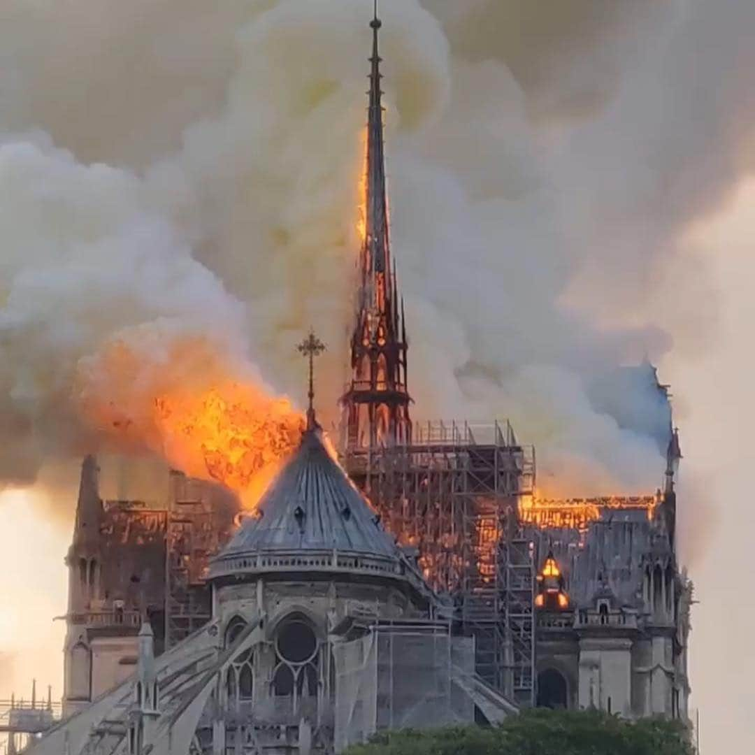 ヴィルジニー・デデューさんのインスタグラム写真 - (ヴィルジニー・デデューInstagram)「🖤 NOTRE DAME ♠️ • • #notrehistoire #notrearchitecture #notrepatrimoine #notrepointzero #notresymbole #notrepartage #notredame #nospompiers • My drawing ✍🏼 in 1998 Presque 1 millénaire.. elle en fera d’autre.. #patrimoinemondial 🌎  Impressionnée de tous les messages reçu d’amis de l’étrangers 🙏🏼 La Culture c’est ce qui nous réunie Elle est Forte - Elle est Belle - Elle efface les frontières - chacun l’a voie Comme ça lui plaît #respect Pour moi #performance #architecture #artistic @pompiers_paris @parisjetaime @ville_de_paris_france #paris」4月17日 5時29分 - virginie_dedieuoff