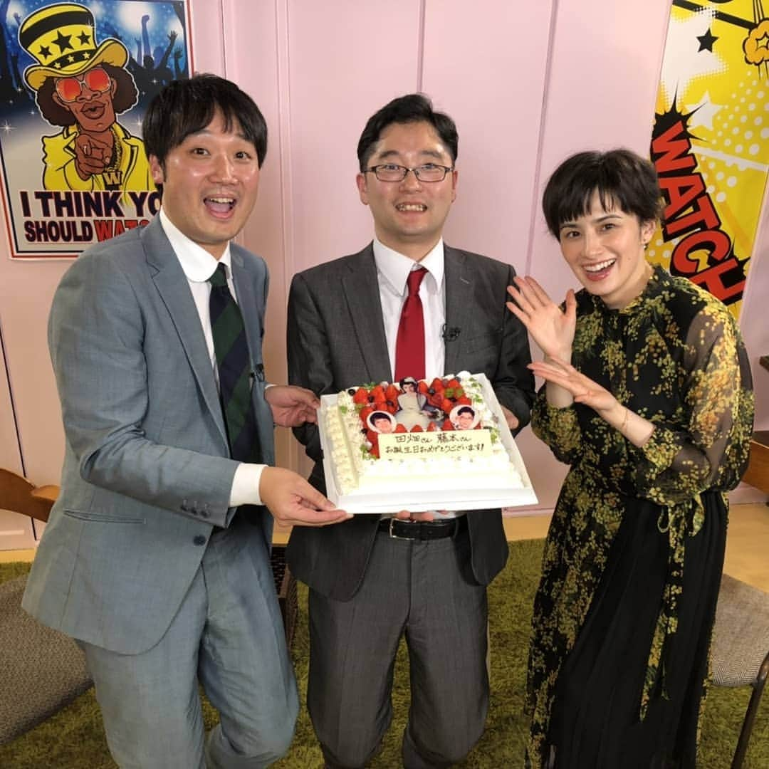 藤本淳史のインスタグラム：「4/3誕生日祝ってもらいました！  #ホラン千秋 さん #ミルベキ #TBS #写真付きケーキ #収録後 #電気消えて #サプライズ #芸能界のやつ #でも #僕らの写真より #ホランさんの写真の方がでかい #ホランさんの誕生日は9月 #収録で使う #ハウススタジオさんからも #4月からレギュラーになった #グノシーQさんからも #ケーキ頂きました #35歳」