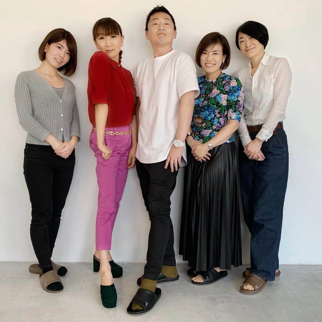 藤原美智子さんのインスタグラム写真 - (藤原美智子Instagram)「昨日は #美ST(7月号・5月17日売)の人気長寿連載「美しき40代へのメッセージ」の  #取材 を、若葉が目にまぶしくなりつつある #駒沢公園 とハウススタジオで📷 ・ 取材内容はタイトルどおり、私の #40代の頃 のお話。 40代は今の #ライフスタイル (朝型生活とか、食事とか、身体に対する意識とか)へと移行する #大事な節目 の年代だったなぁー、と(￣∀￣) ・ もちろん、どの年代であっても大事な時期であり、大事な'今'なんですけどね✨ ・ 春の季節感満載の #ケイタリング は #す握り のもの。おいしかったー😆 ・ #資人導 さん、安田さん、和田さん、石原さん、お疲れ様でした。ありがとうございました💓 とは言っても、連休前の入稿😨がんばってください❣️校正、お待ちしておりますm(__)m ・ @be_story_official  #MADISONBLUE #stellamccartney  #藤原美智子 #fujiwaramichiko #ladonna #michikolife」4月17日 5時23分 - michiko.life