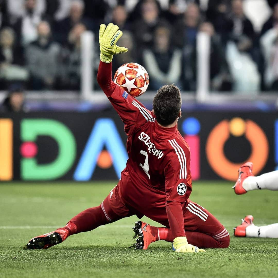 ユヴェントスFCさんのインスタグラム写真 - (ユヴェントスFCInstagram)「WHAT. A. SAVE. @wojciech.szczesny1 😱 #JuveAjax #GETREADY」4月17日 5時24分 - juventus